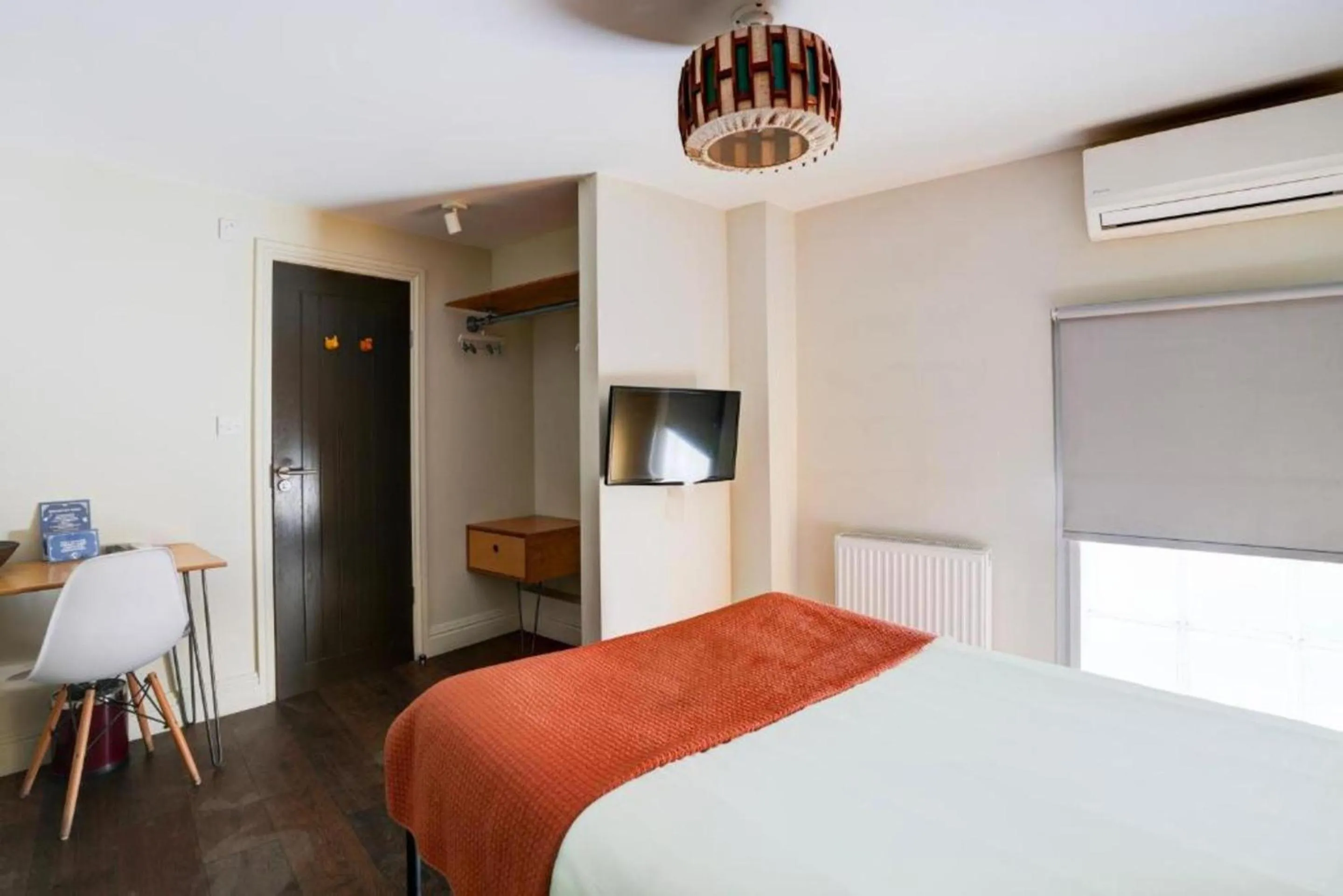 Bedroom, Bed in Dancenter Southwark Near London Bridge