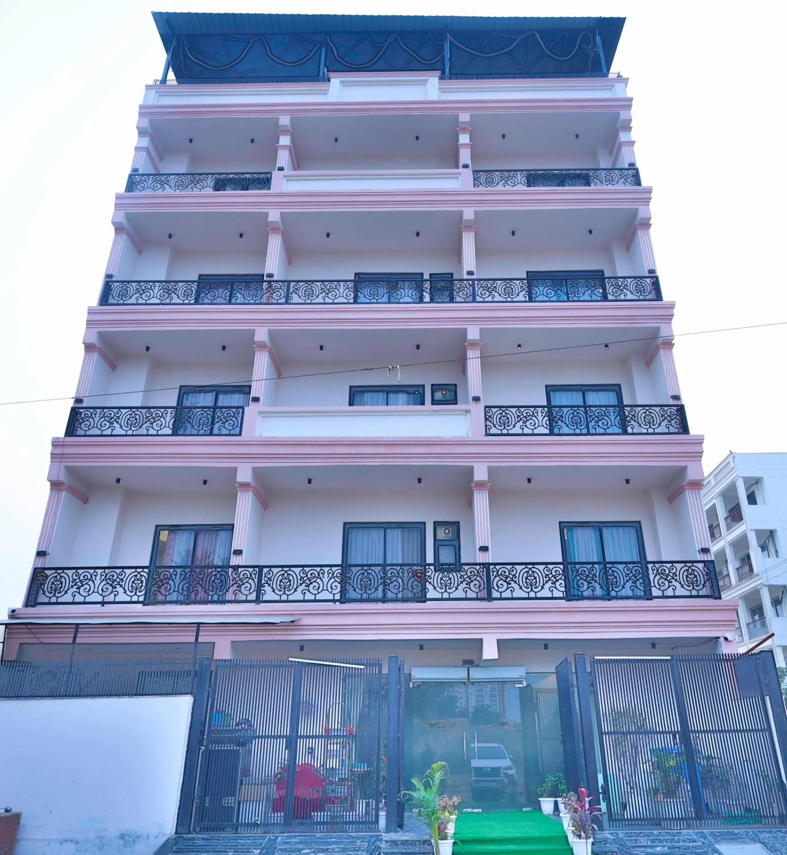 Property building in Orsom stays Sector 53