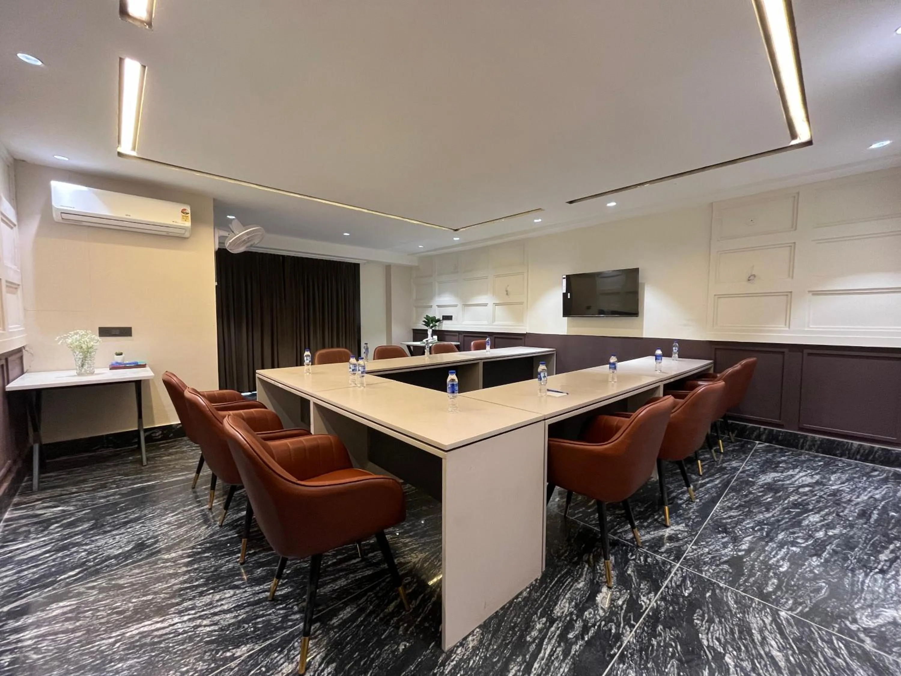 Meeting/conference room in Orsom stays Sector 53