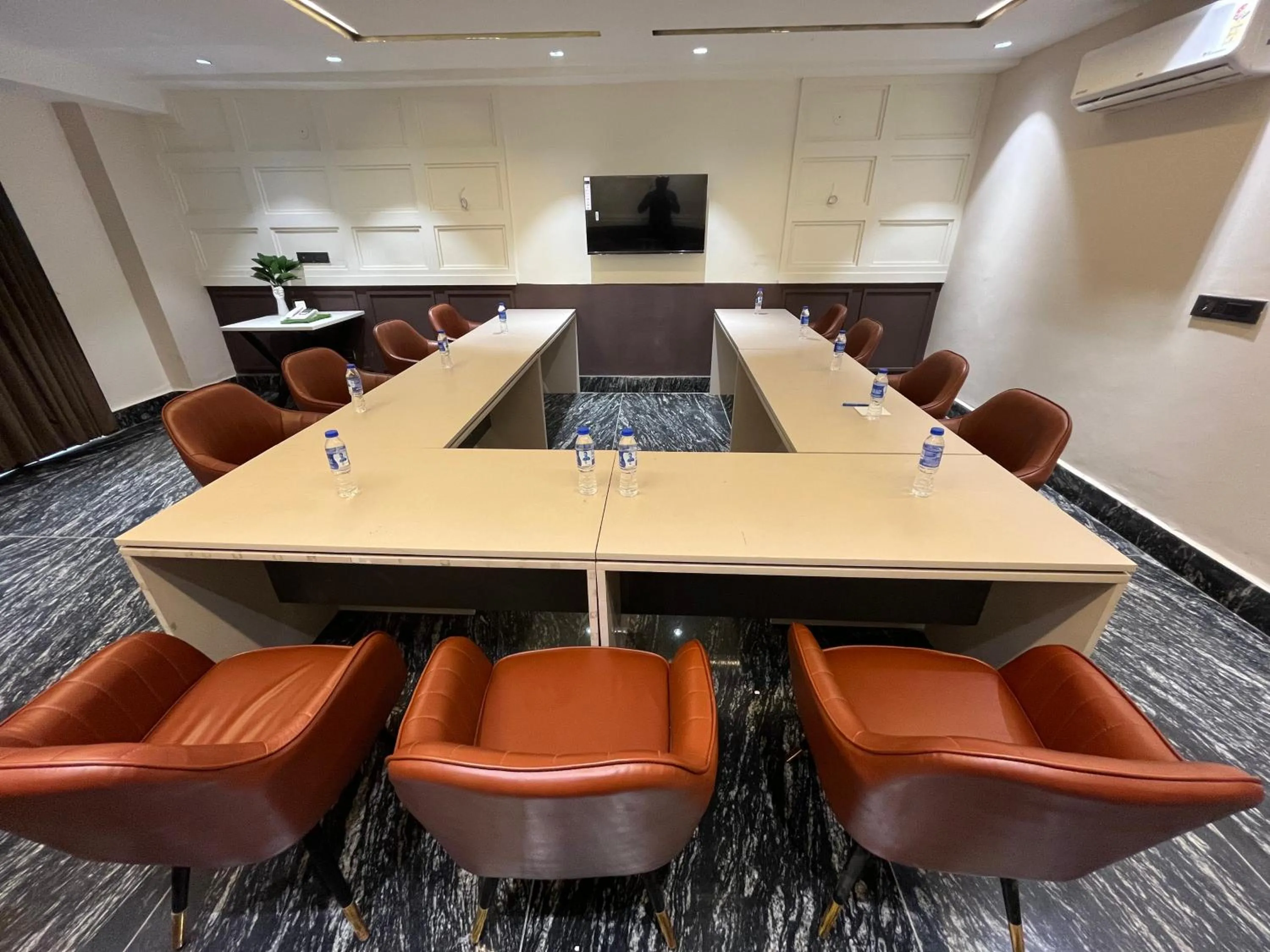 Business facilities in Orsom stays Sector 53