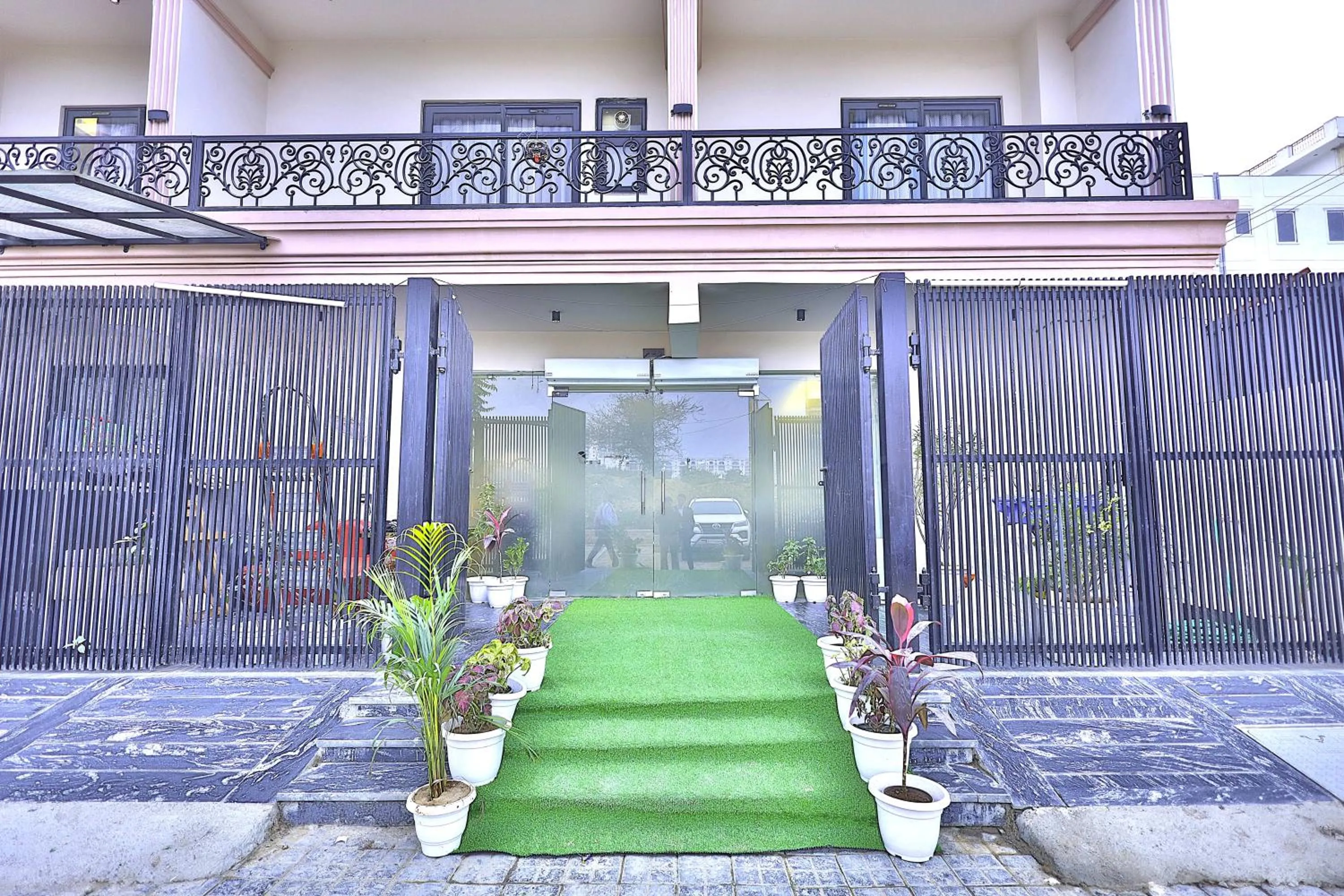 Facade/entrance in Orsom stays Sector 53
