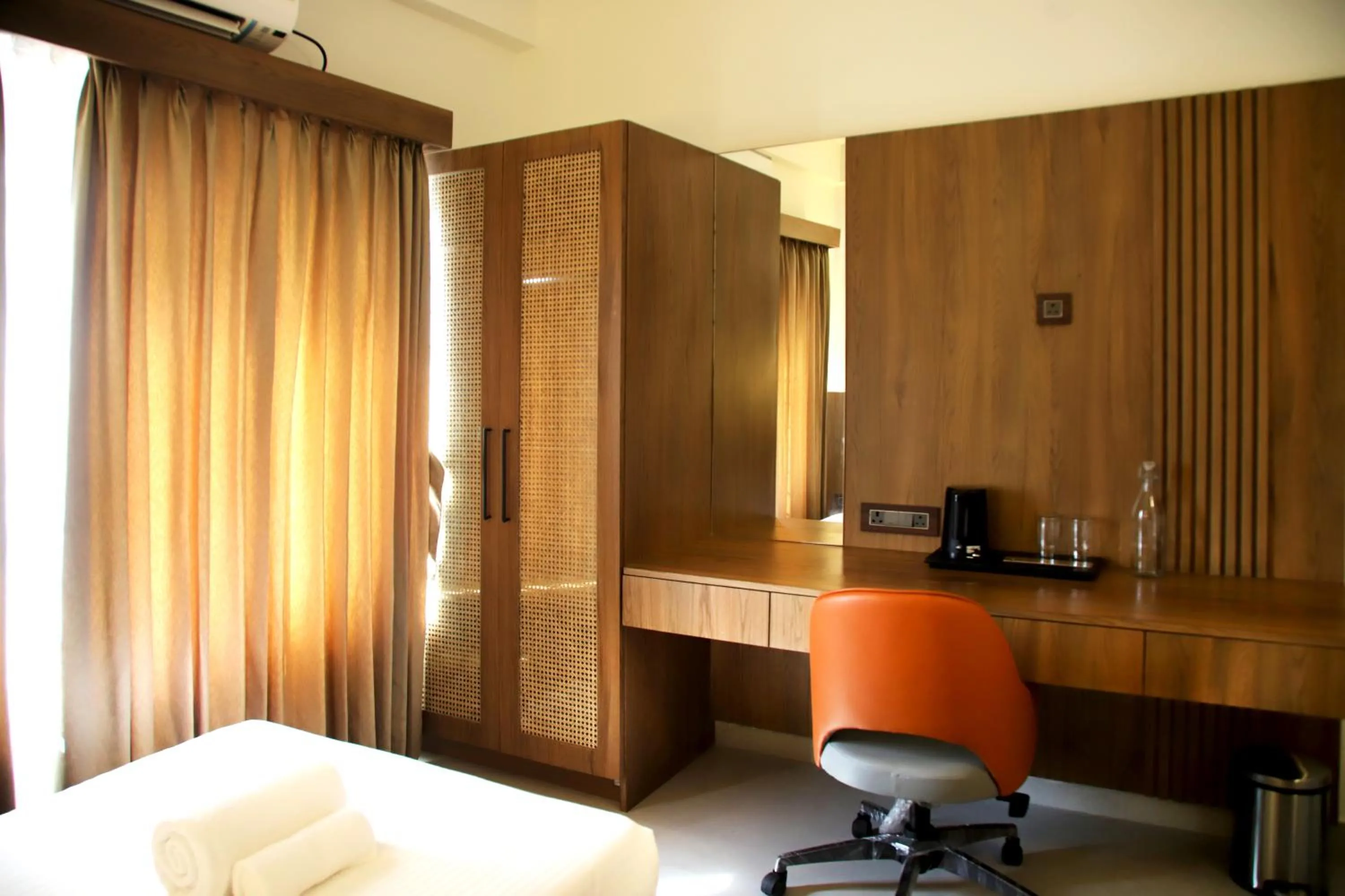 wardrobe, Bed in Hunkal Stays