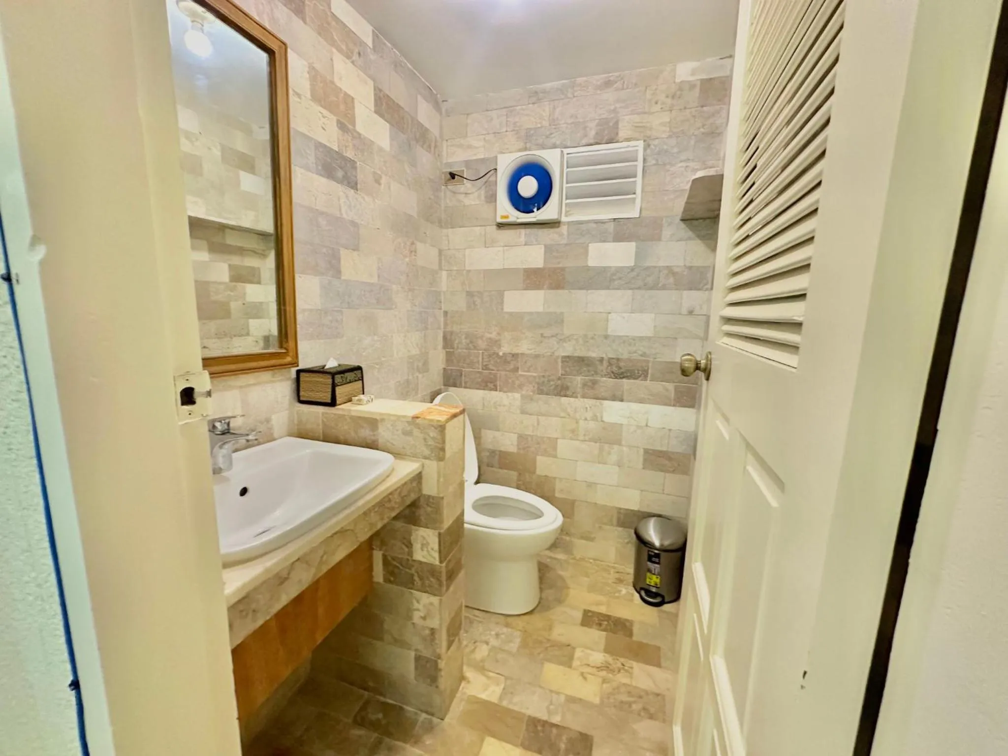 Toilet in Coco Sunset Beach Resort