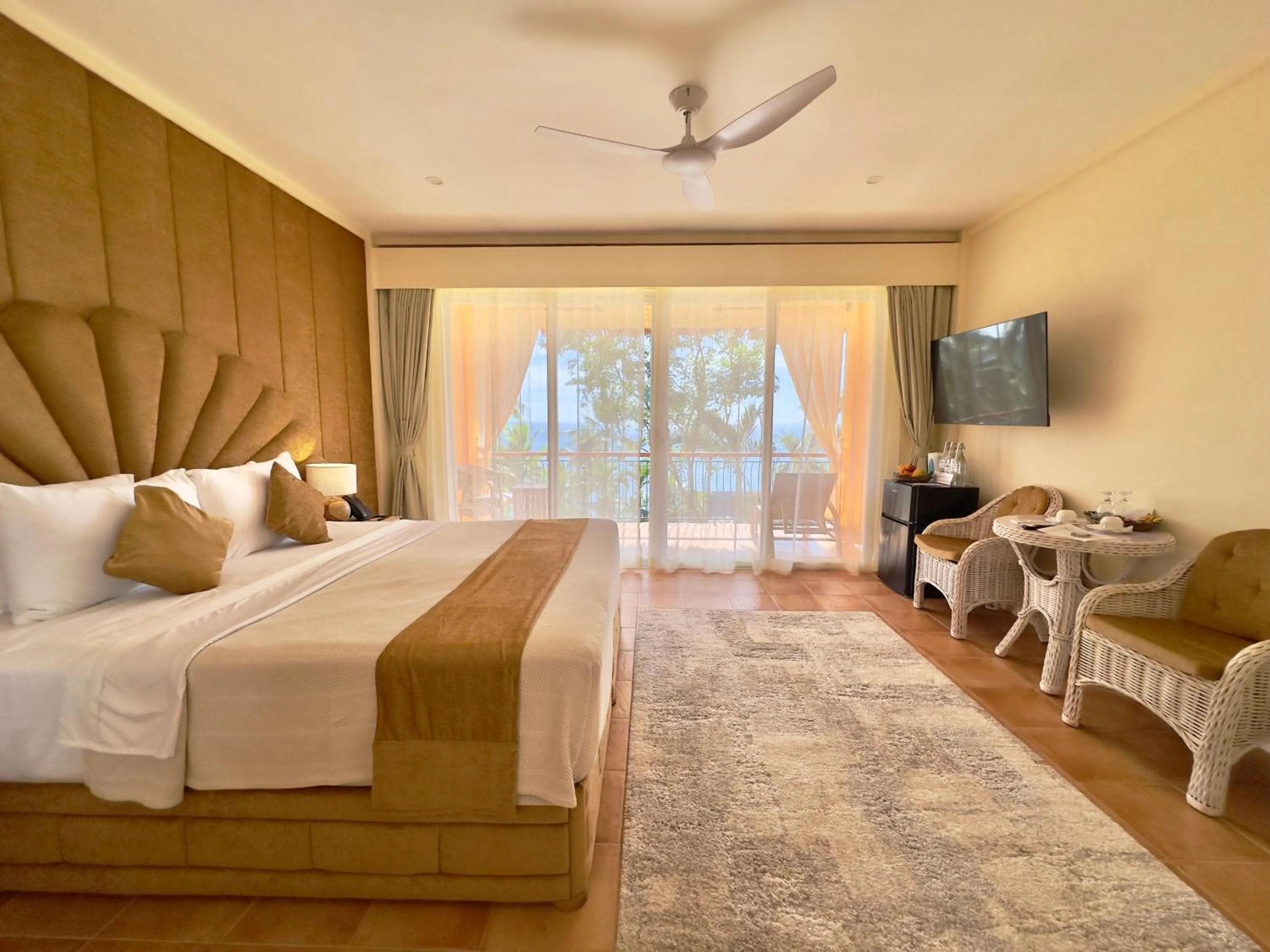 Bedroom, Bed in Coco Sunset Beach Resort