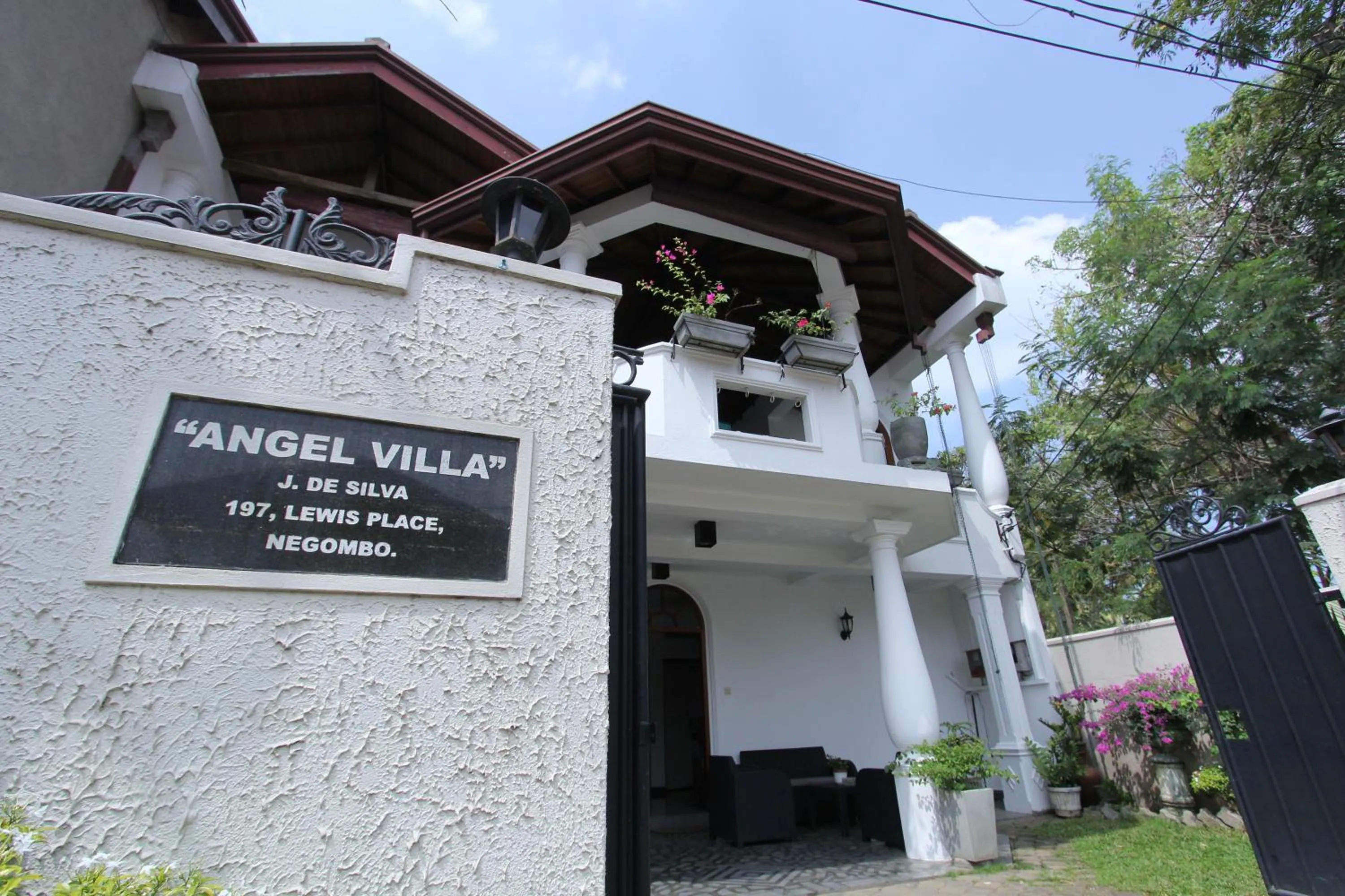 Communal lounge/ TV room in Angel villa