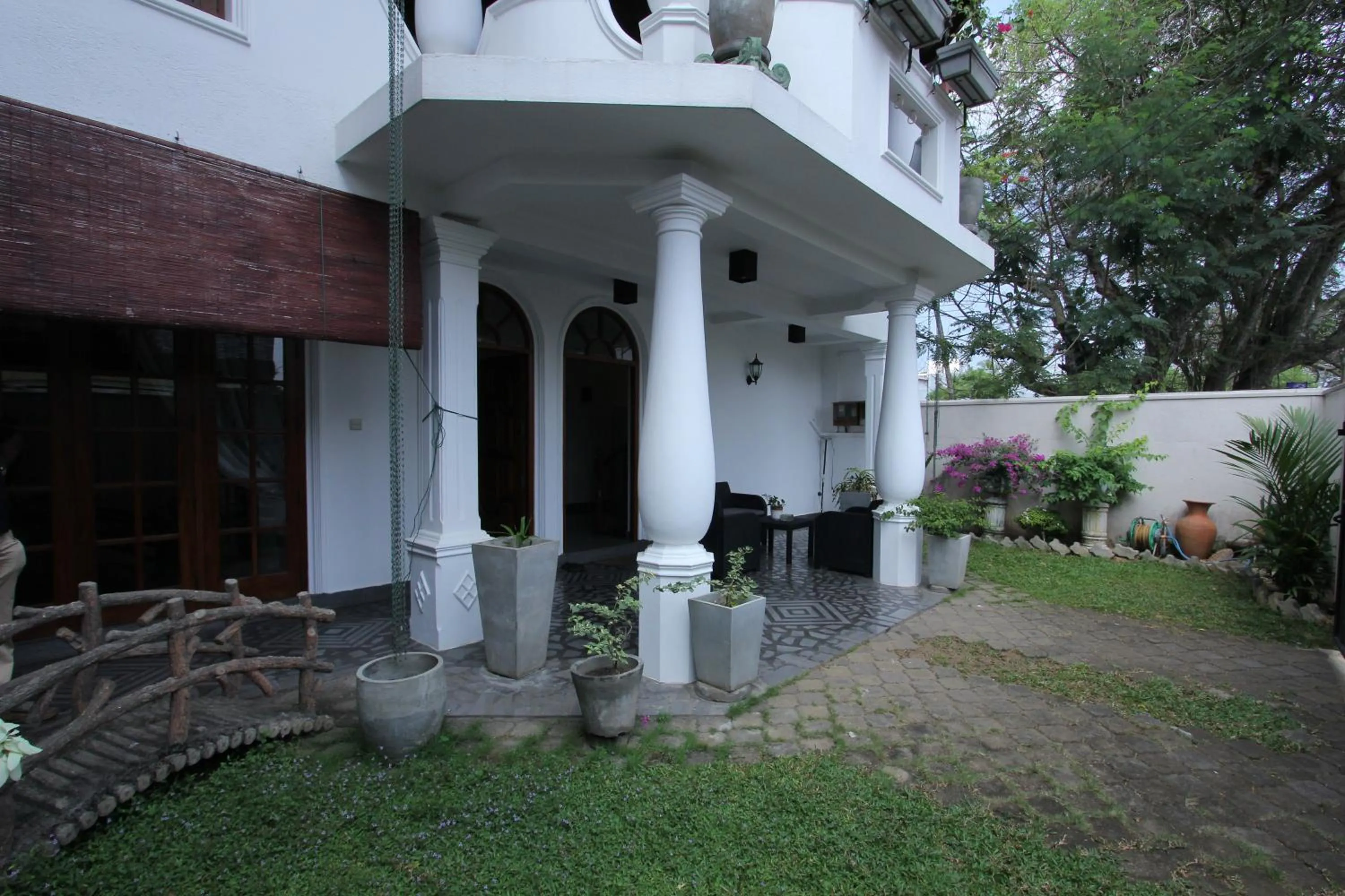 Facade/entrance in Angel villa