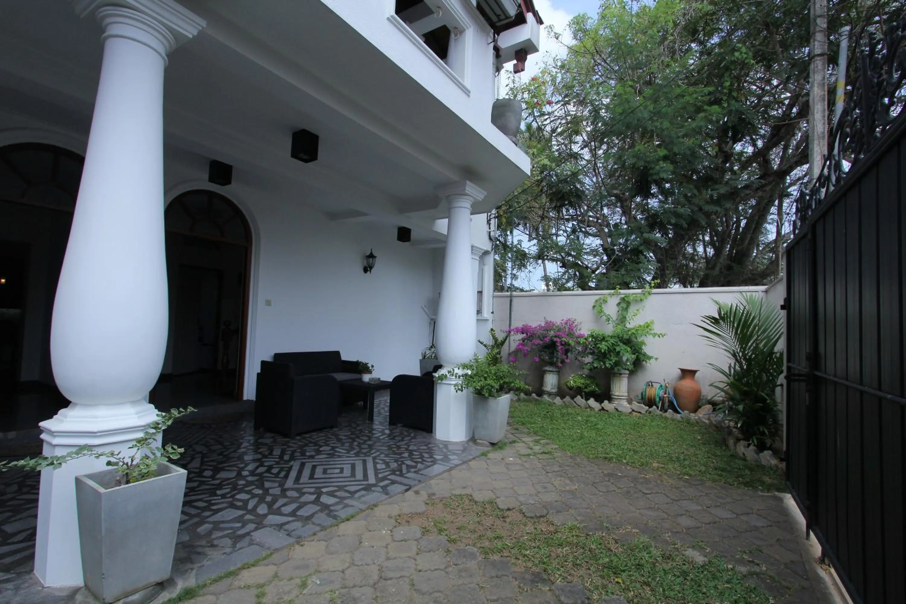 Facade/entrance in Angel villa