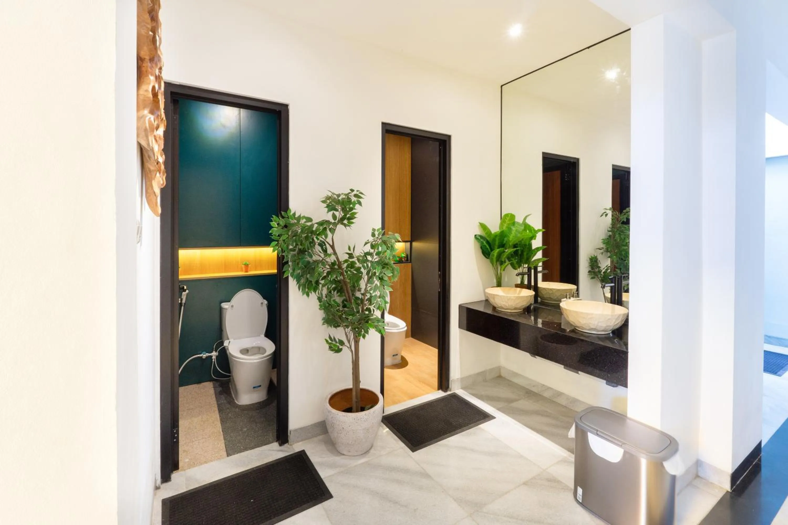 Toilet in Svarnabumi Hotel