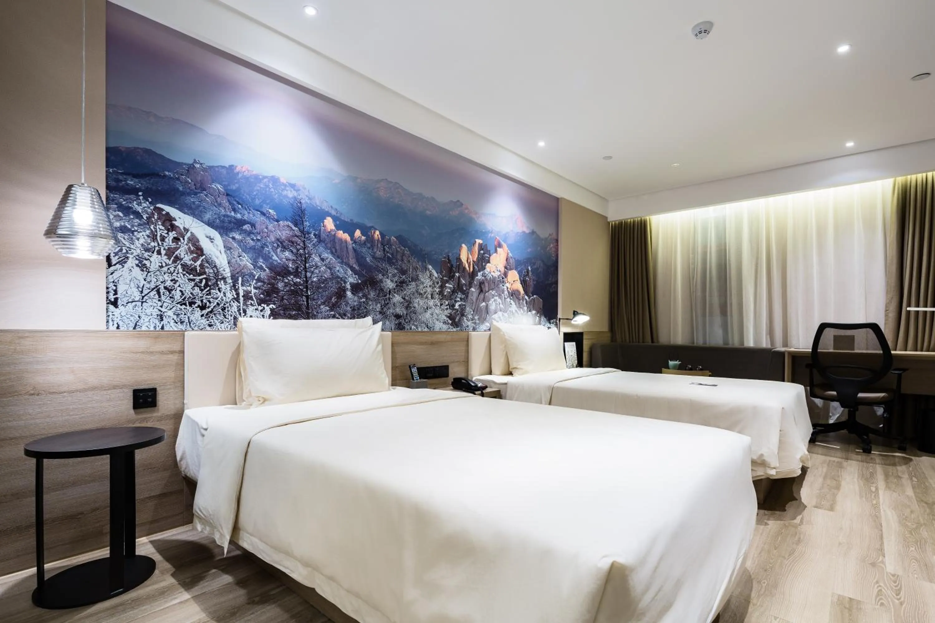 Photo of the whole room, Bed in Atour Hotel Qingdao May Fourth Square Yunxiao Road