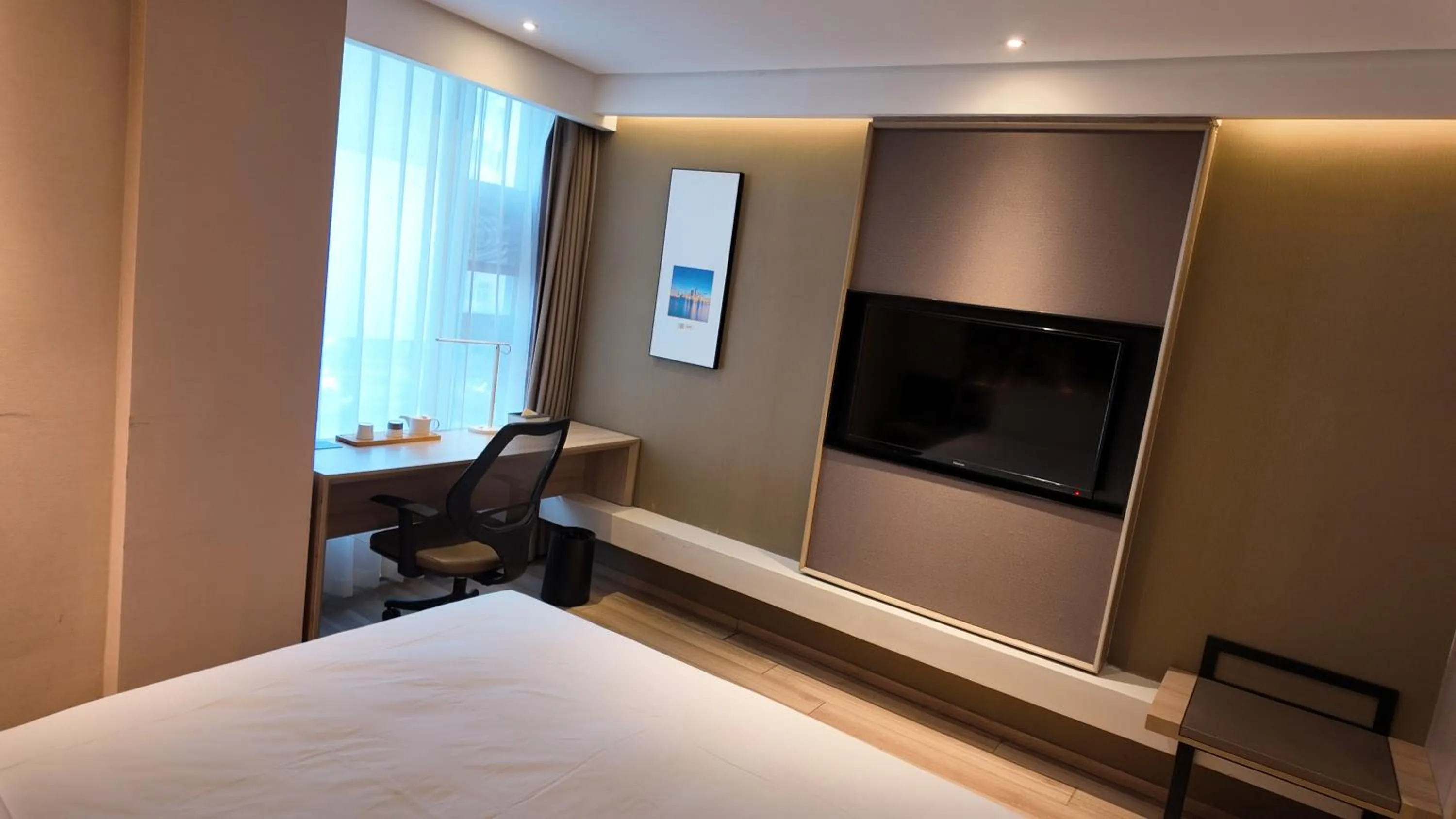 Photo of the whole room, Bed in Atour Hotel Qingdao May Fourth Square Yunxiao Road