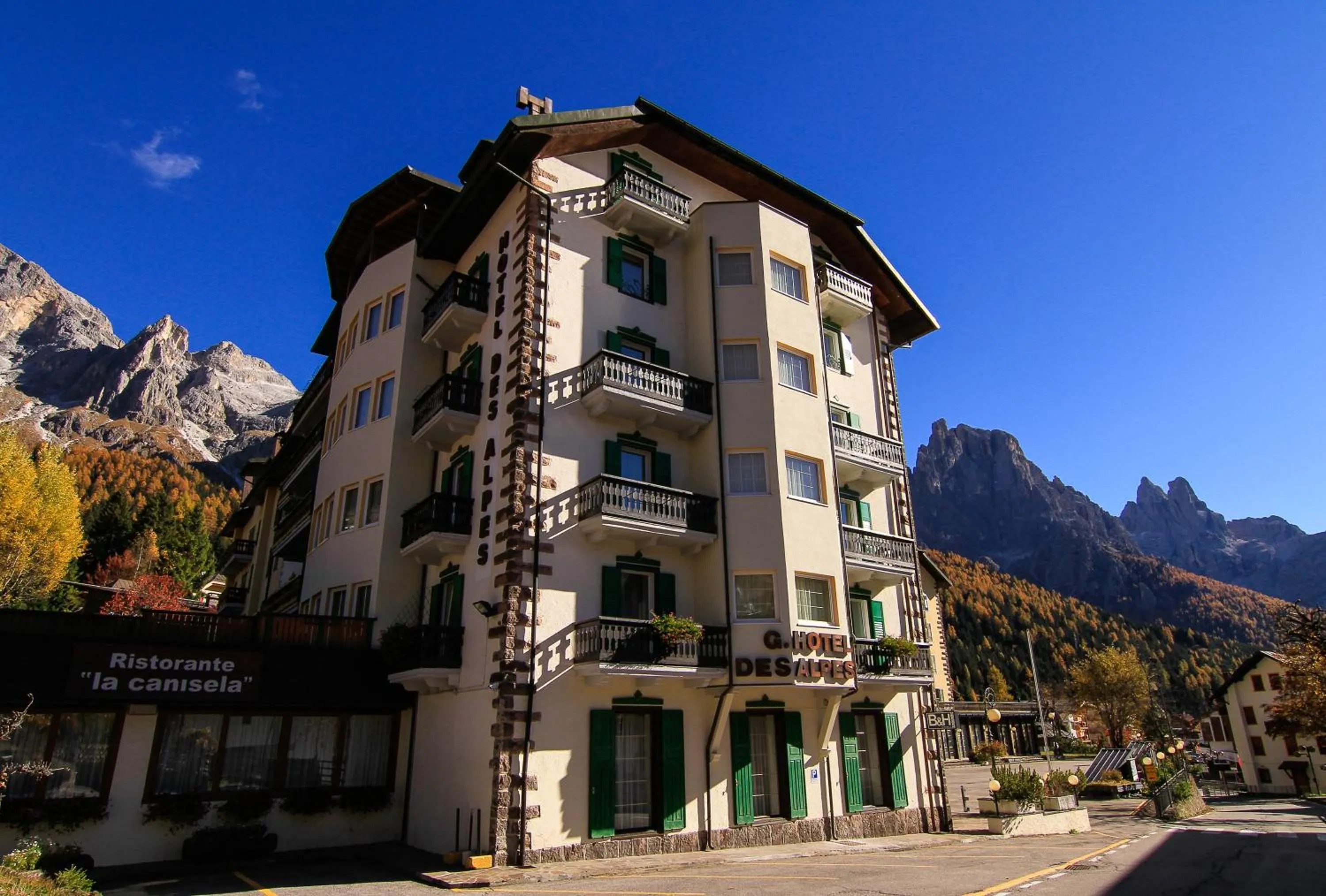 Property building in G. Hotel Des Alpes (Classic since 1912)
