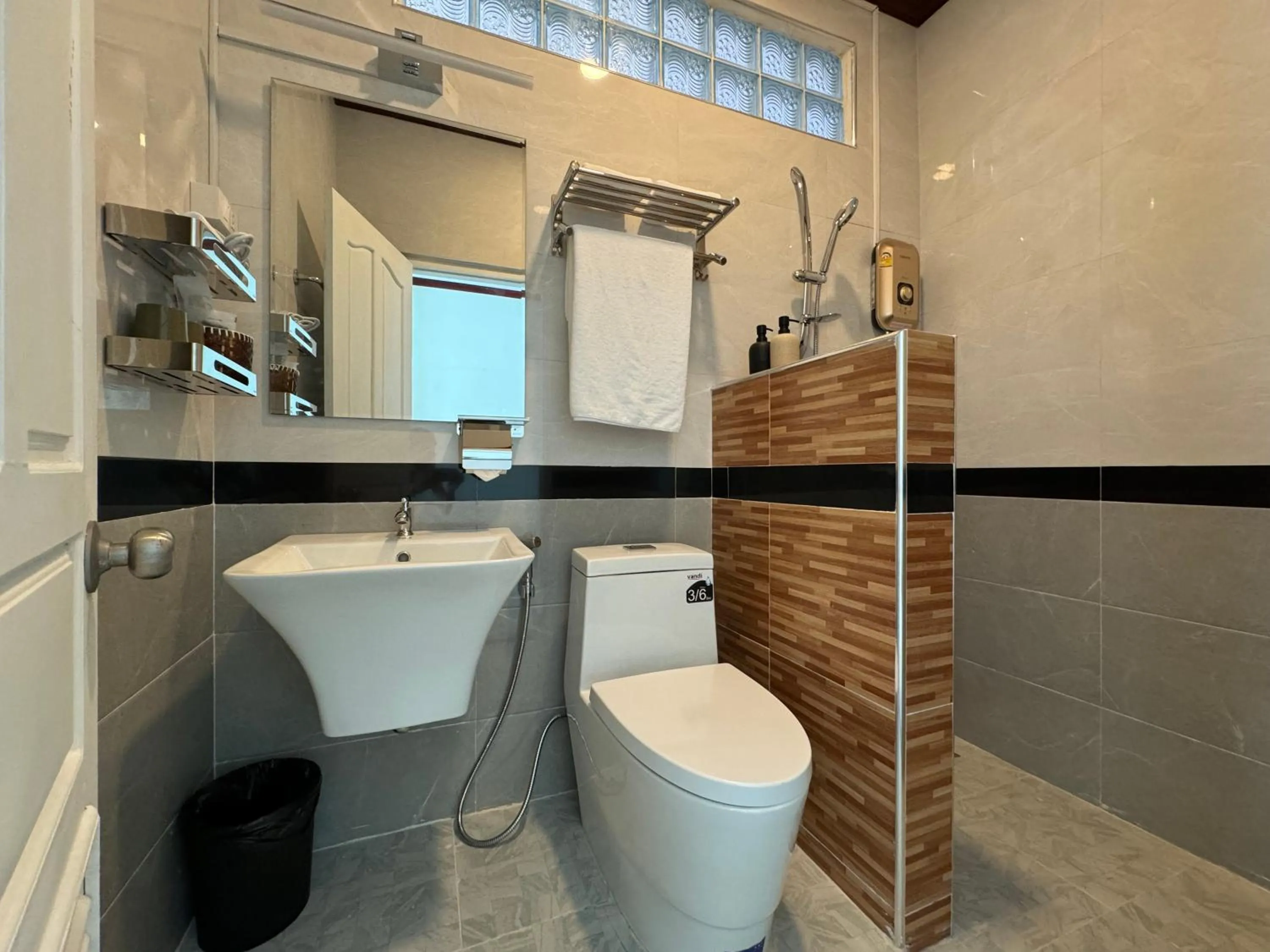 Toilet in Vanida Hotel