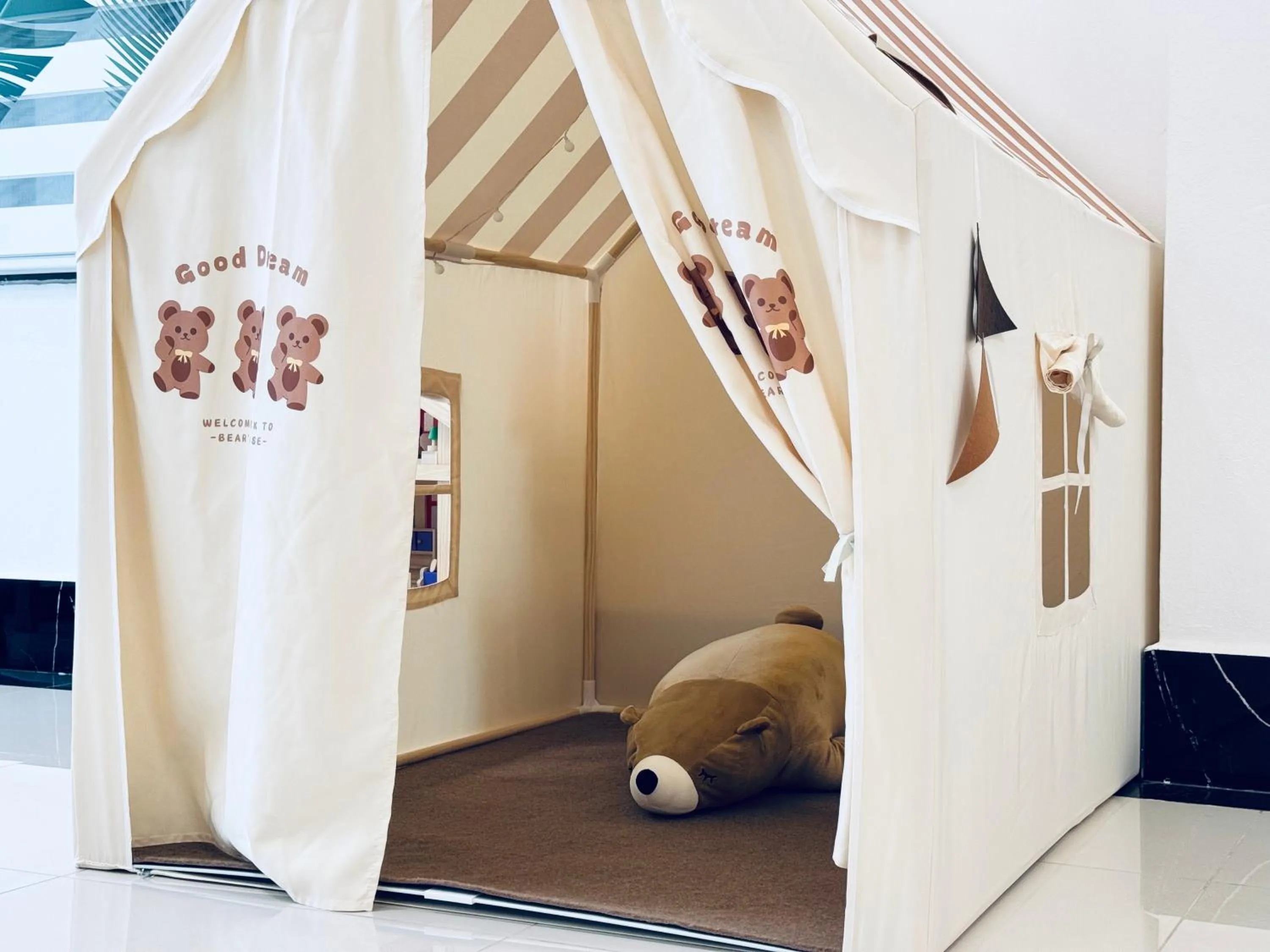 children in Vanida Hotel