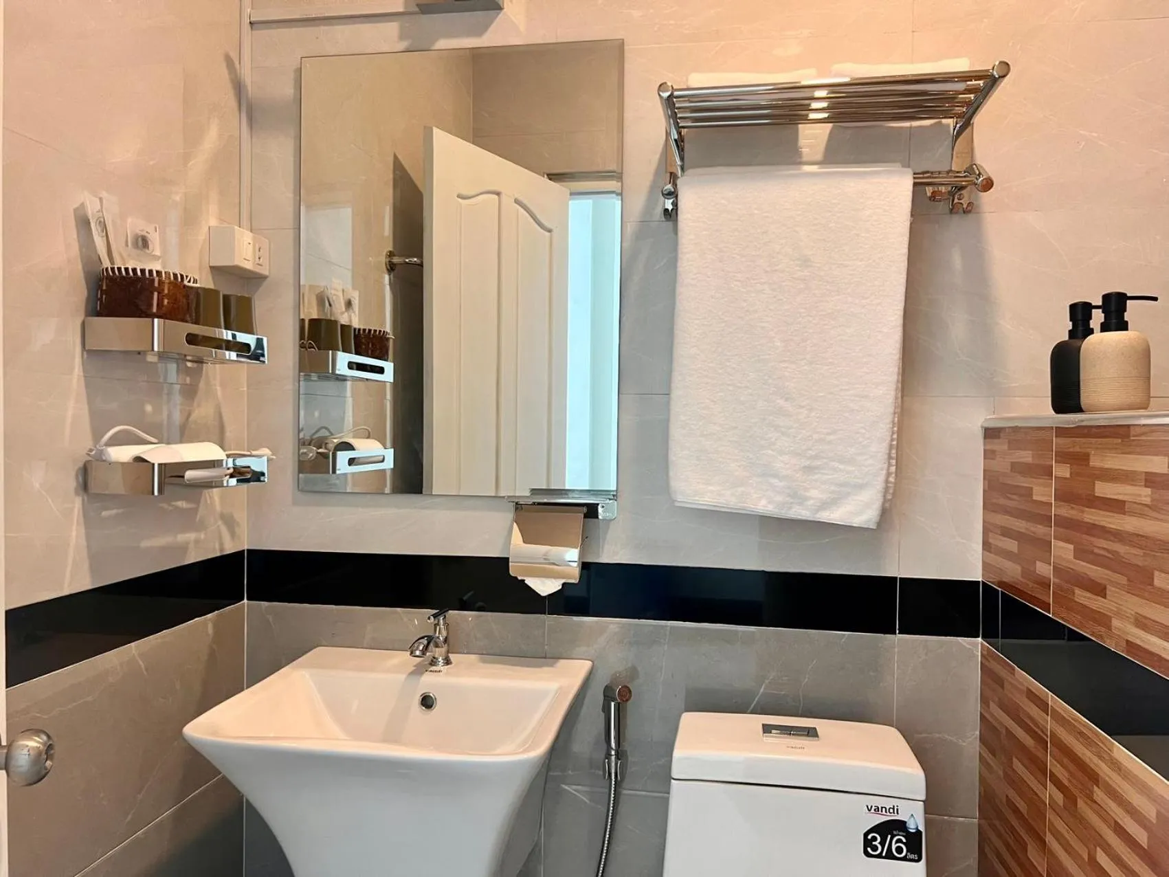 Bathroom in Vanida Hotel