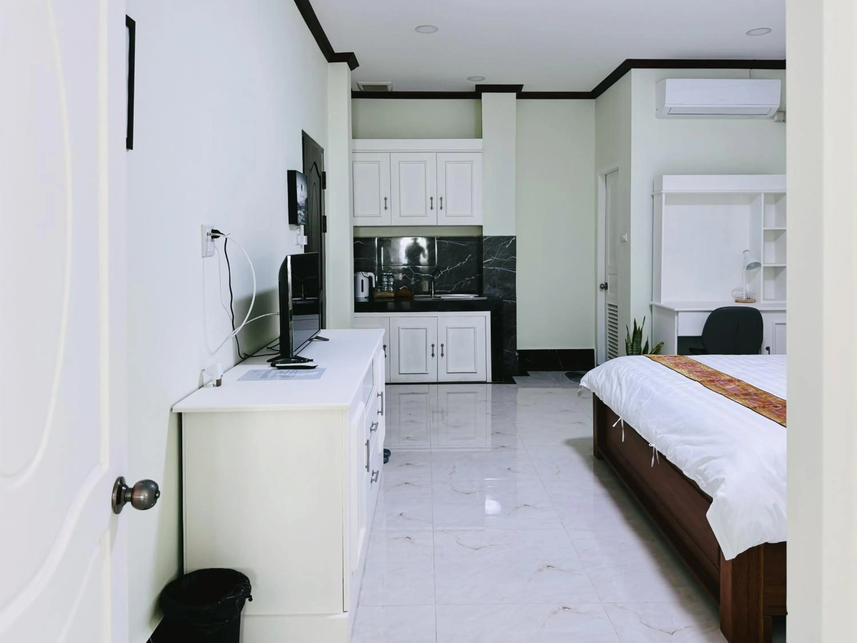 TV and multimedia, Bed in Vanida Hotel