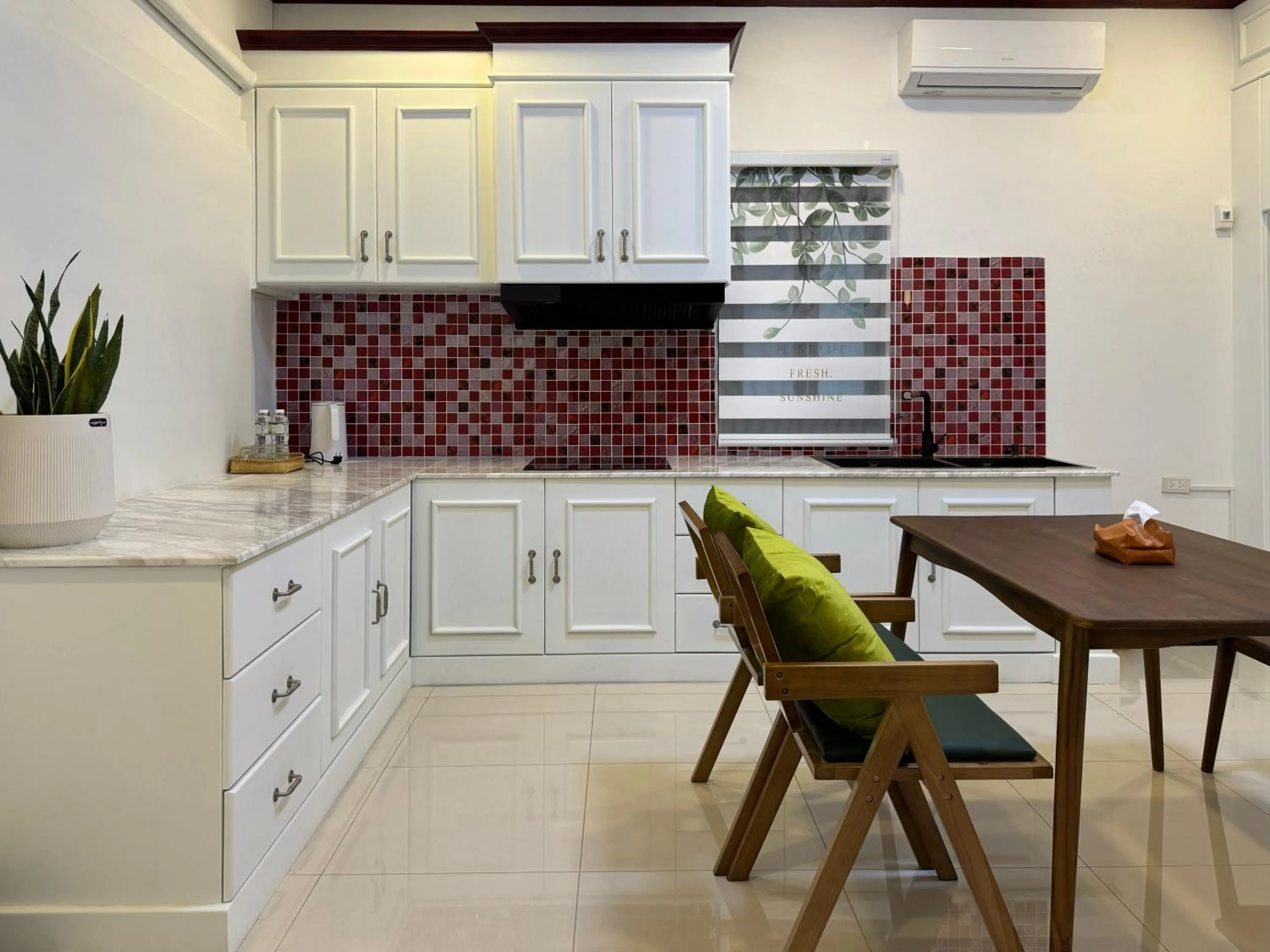 Kitchen or kitchenette in Vanida Hotel