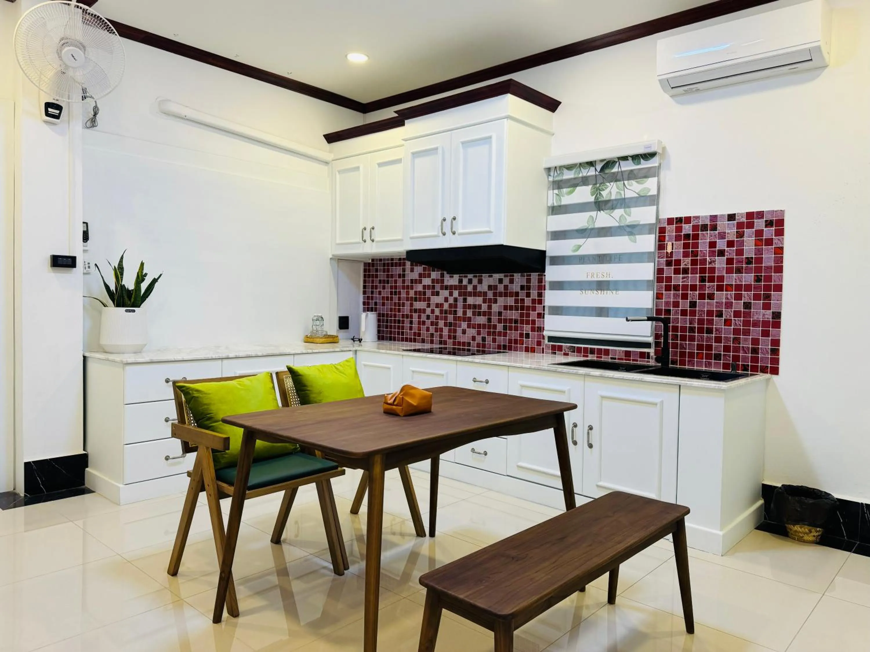 Kitchen or kitchenette in Vanida Hotel