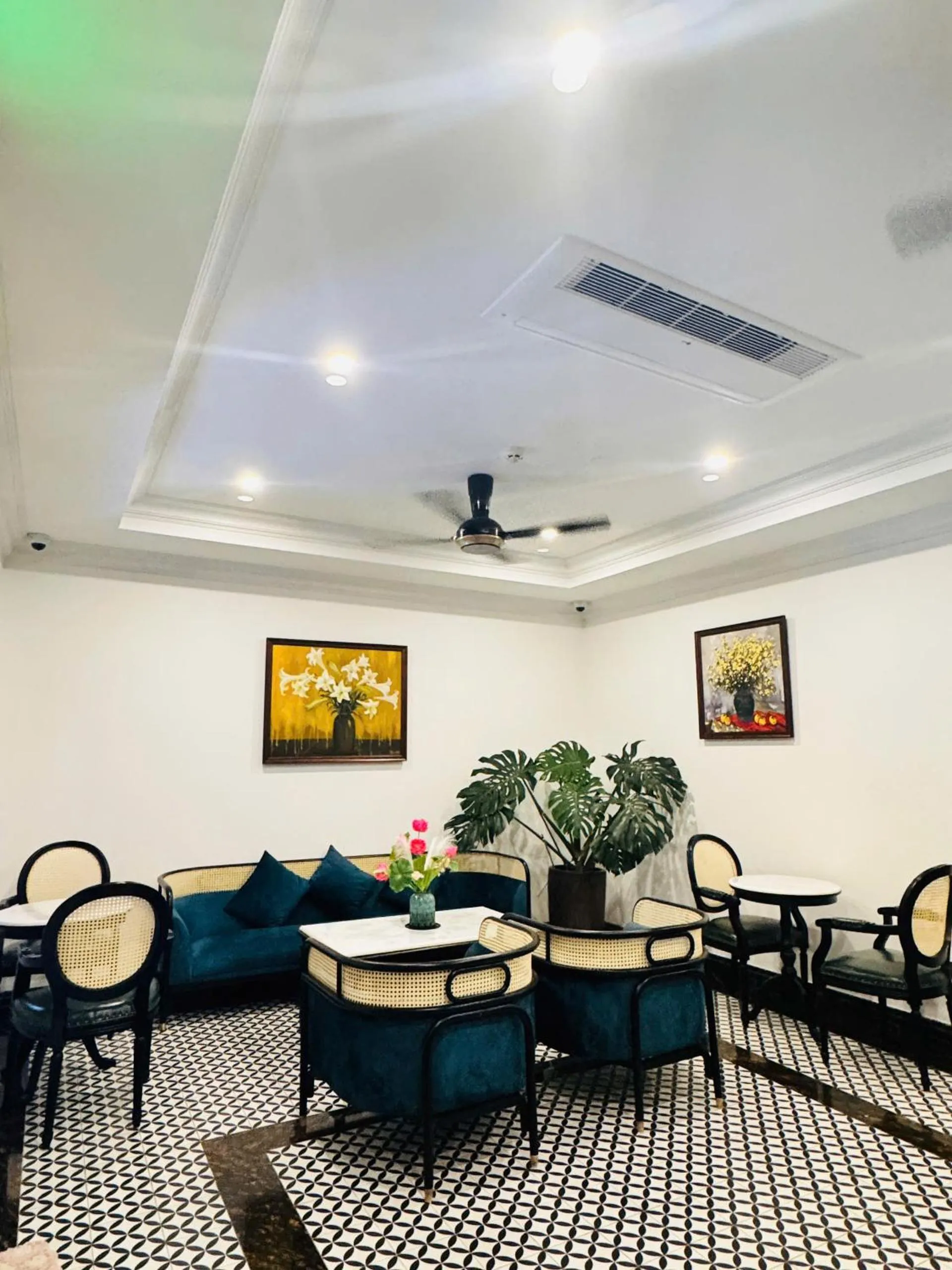 Lobby or reception in The Room Hotel - Starbucks