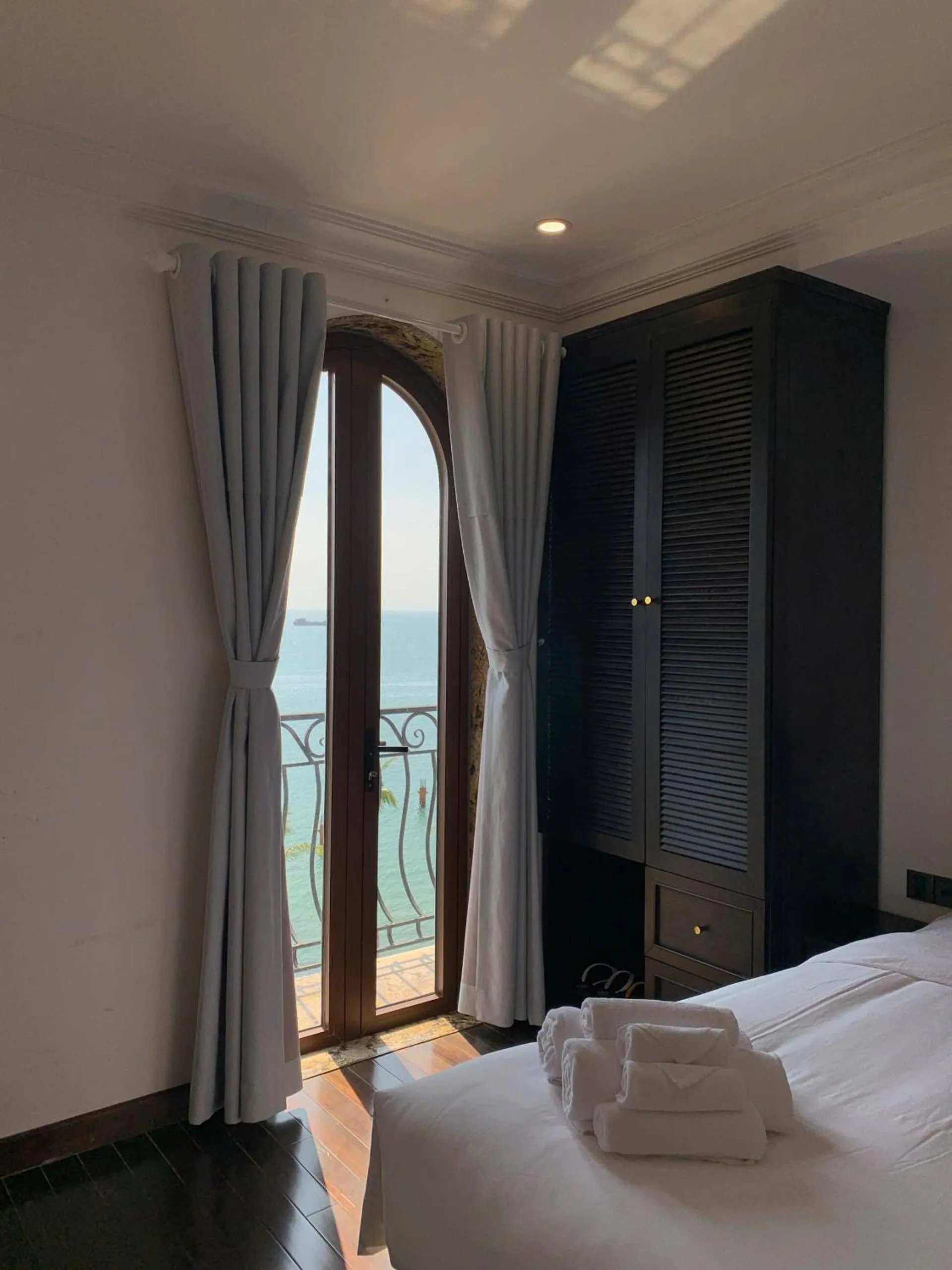 Natural landscape, Bed in The Room Hotel - Starbucks