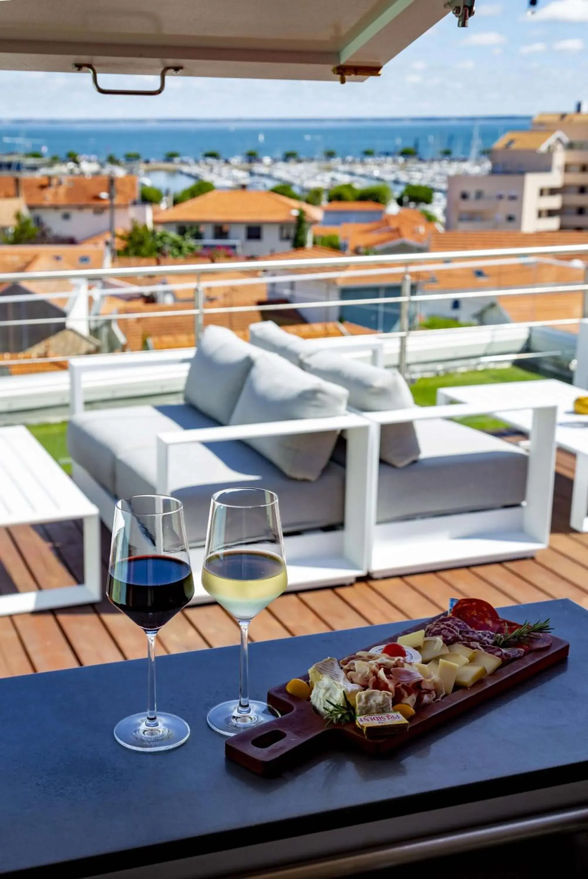 Lounge or bar in Best Western Arcachon Le Port Lounge or bar in Best Western Arcachon Le Port