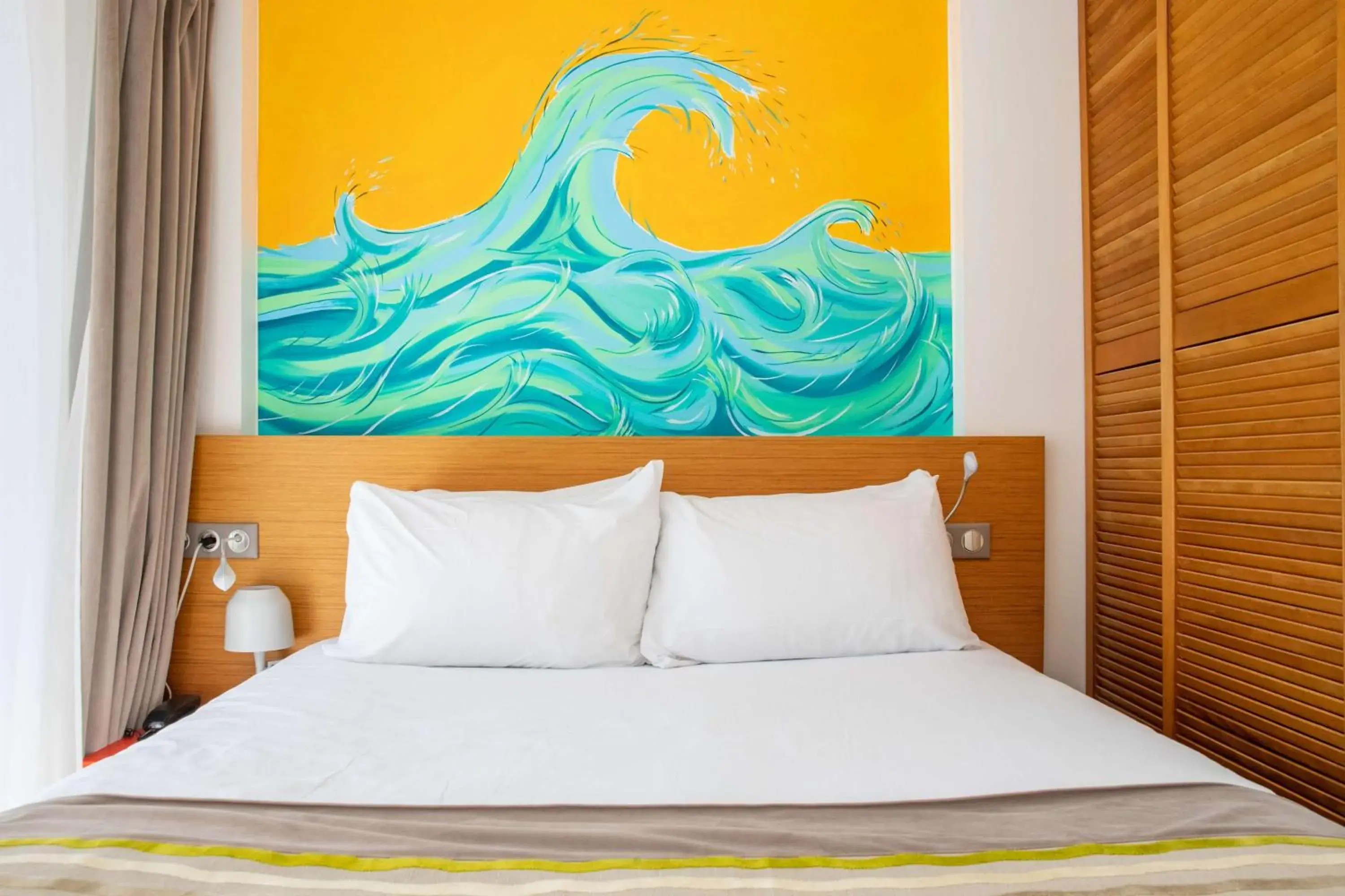 Bedroom, Bed in Best Western Arcachon Le Port Bedroom, Bed in Best Western Arcachon Le Port