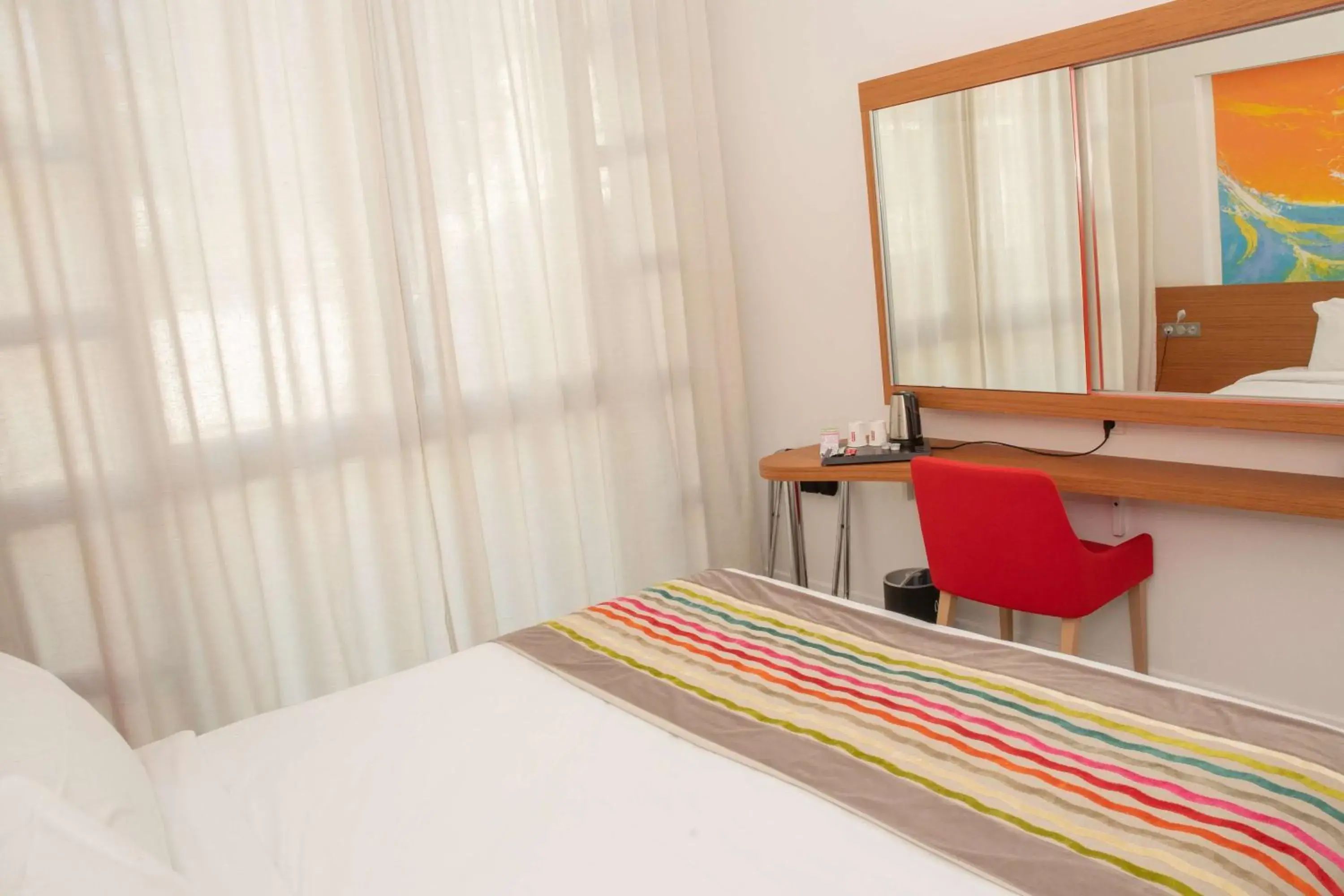 Bedroom, Bed in Best Western Arcachon Le Port Bedroom, Bed in Best Western Arcachon Le Port