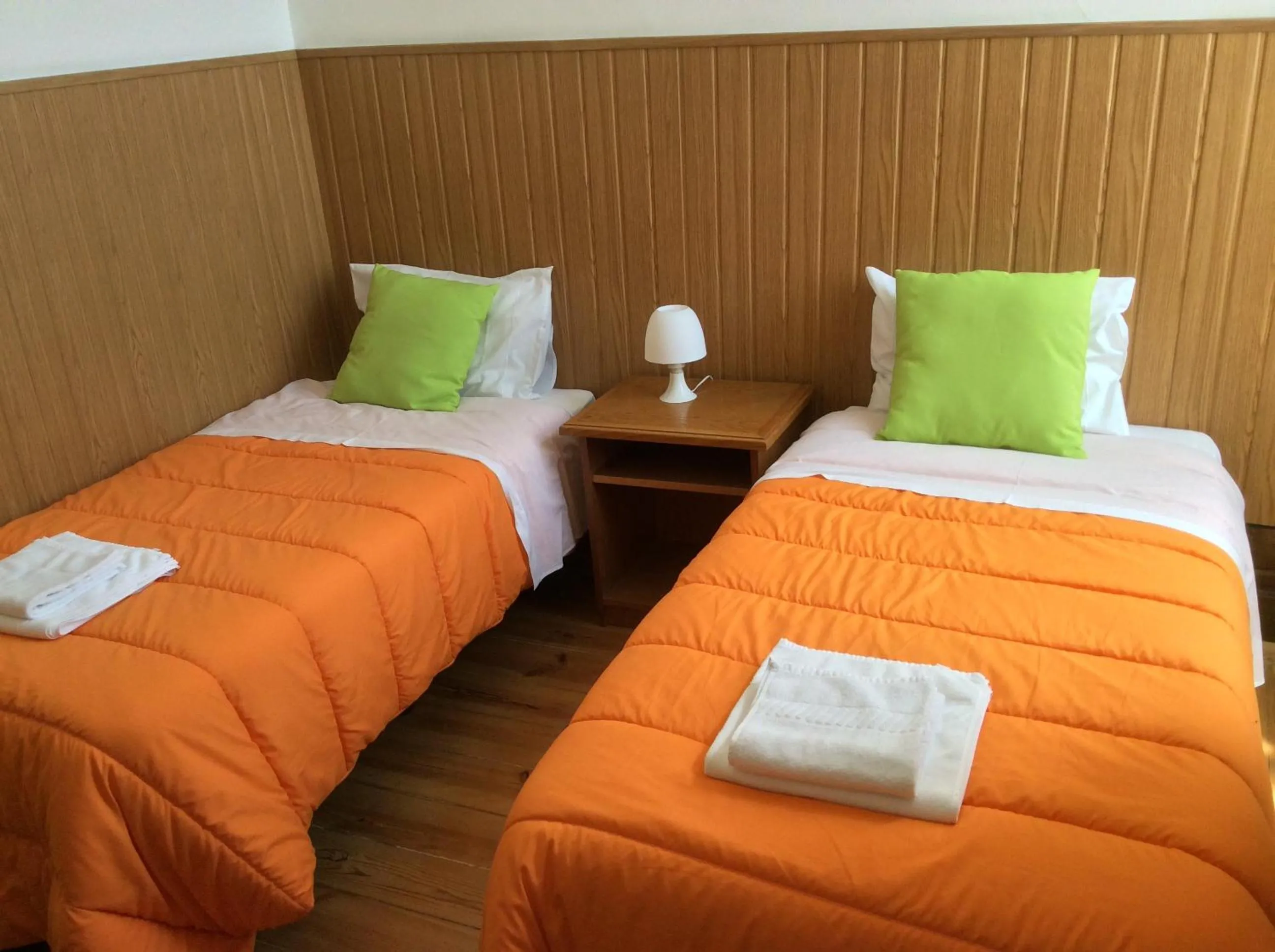 Twin Room with Private Bathroom in Alojamento Local Duarte's