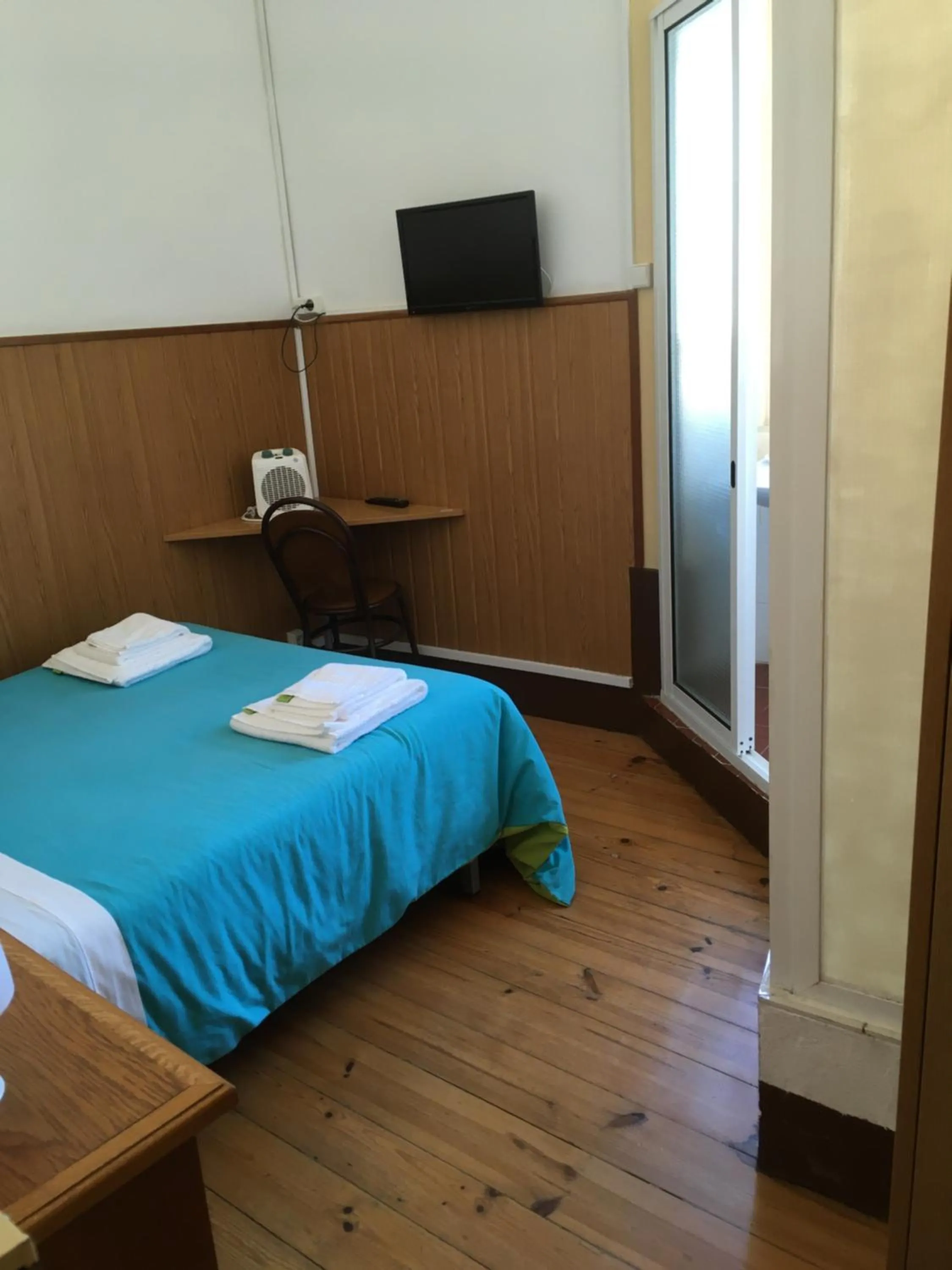 Budget Double Room in Alojamento Local Duarte's