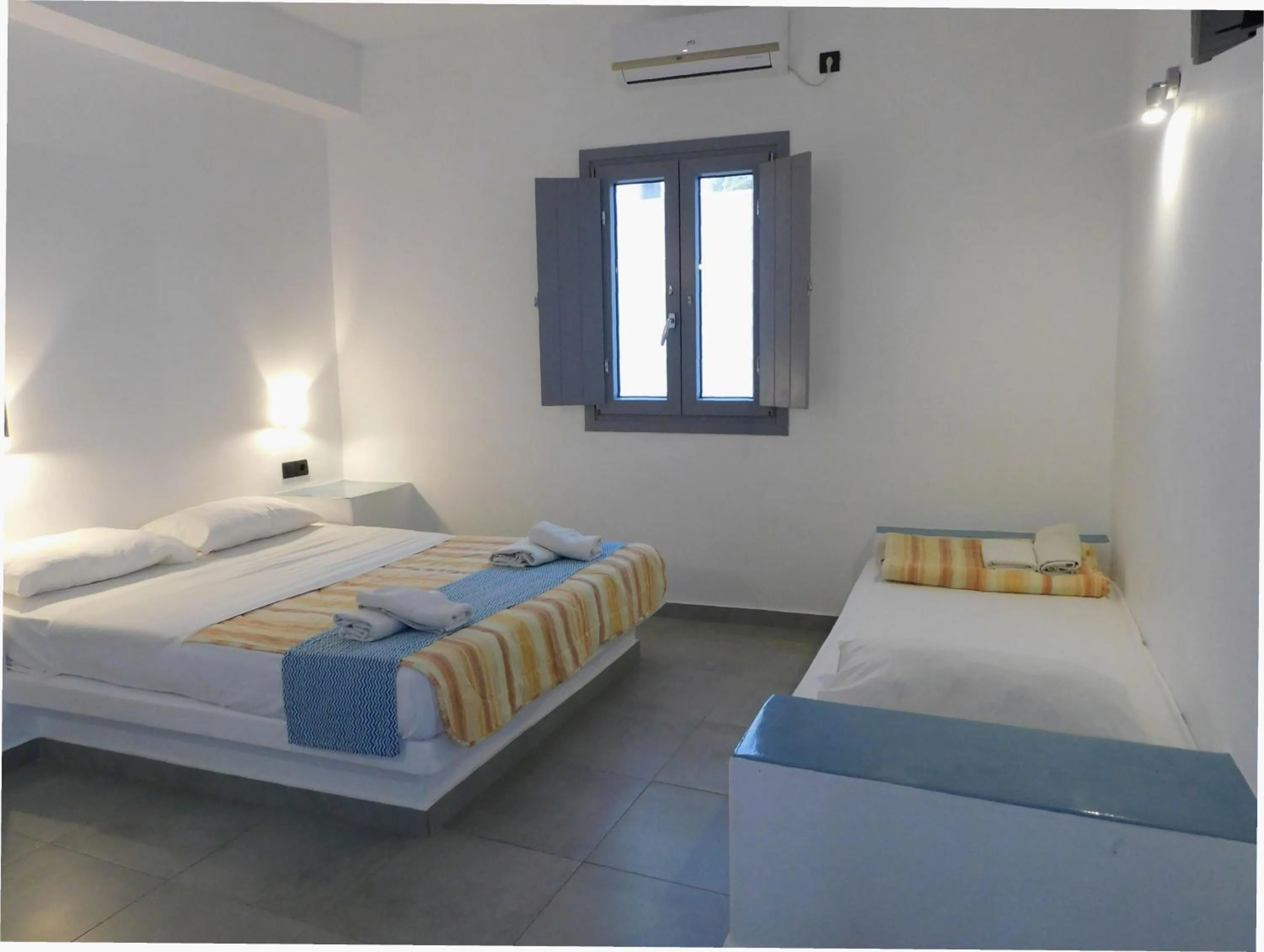 Photo of the whole room, Bed in Aegean Studios Perissa