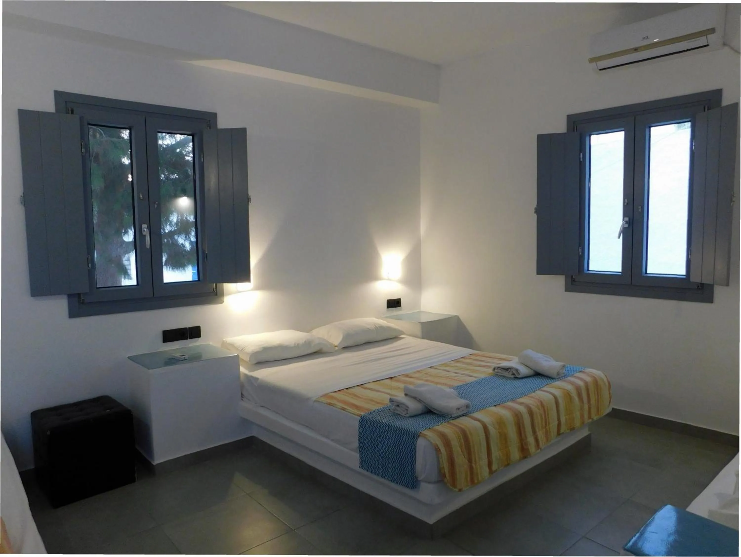 Bedroom, Bed in Aegean Studios Perissa