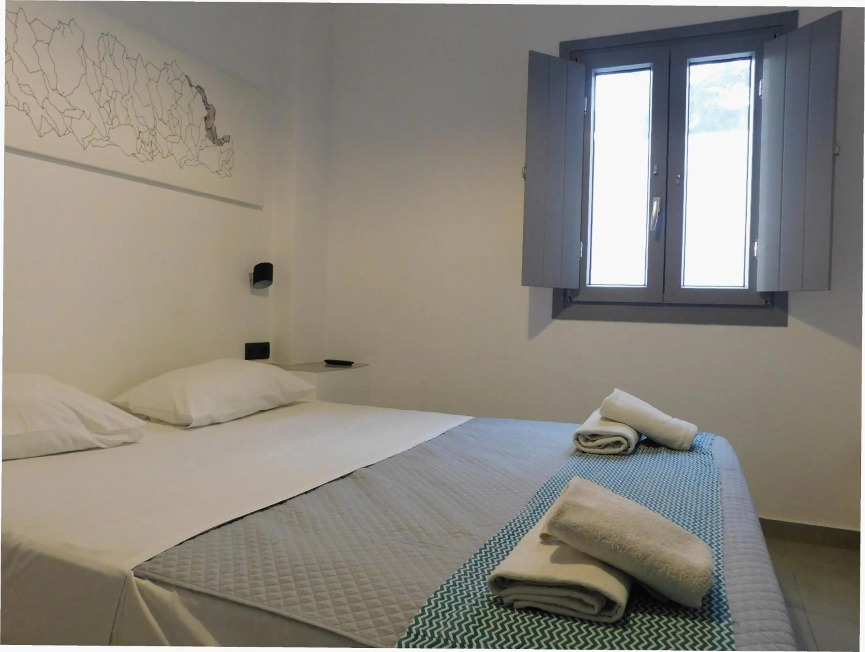 Photo of the whole room, Bed in Aegean Studios Perissa