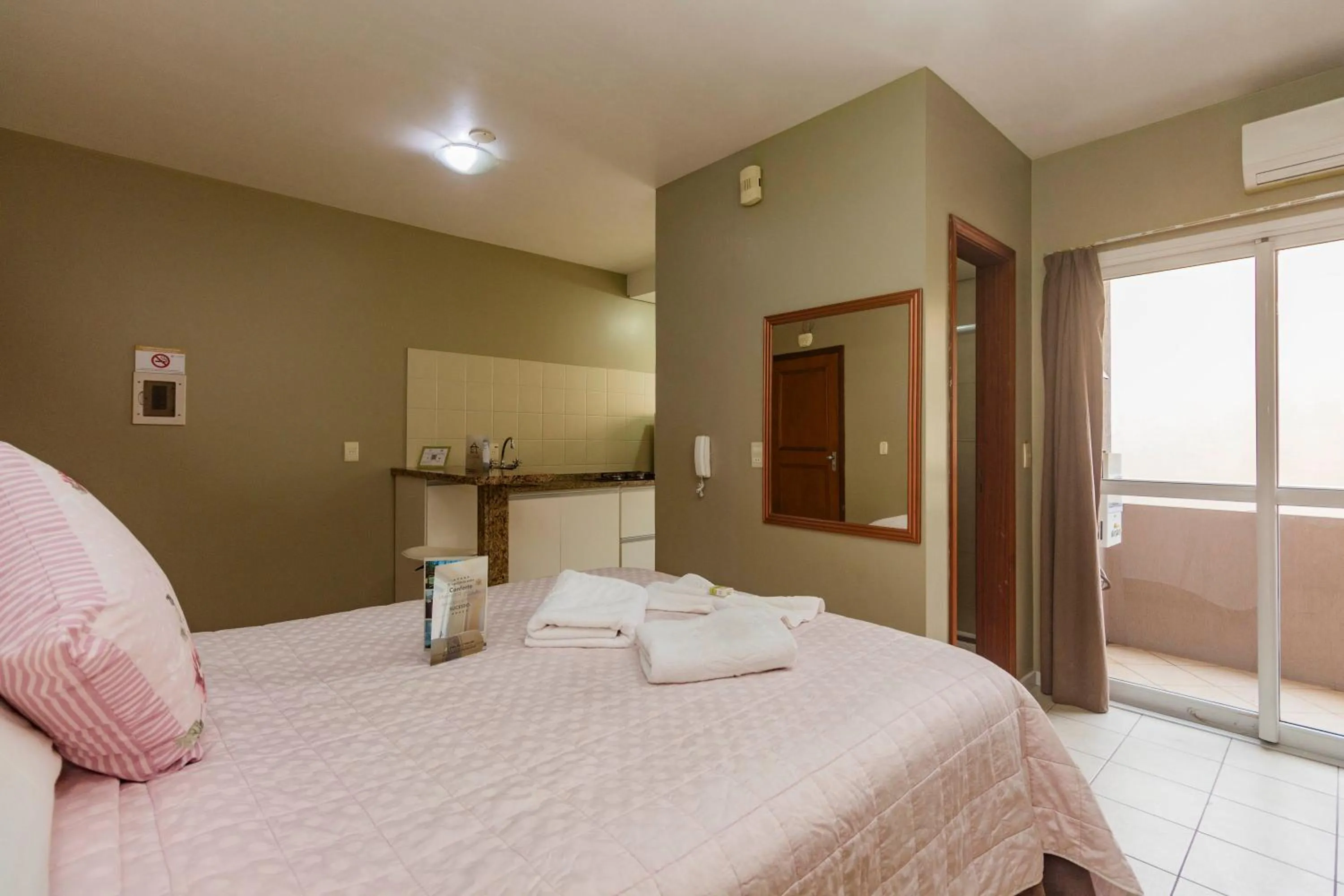 Swimming pool, Bed in Hotel Morada Del Este