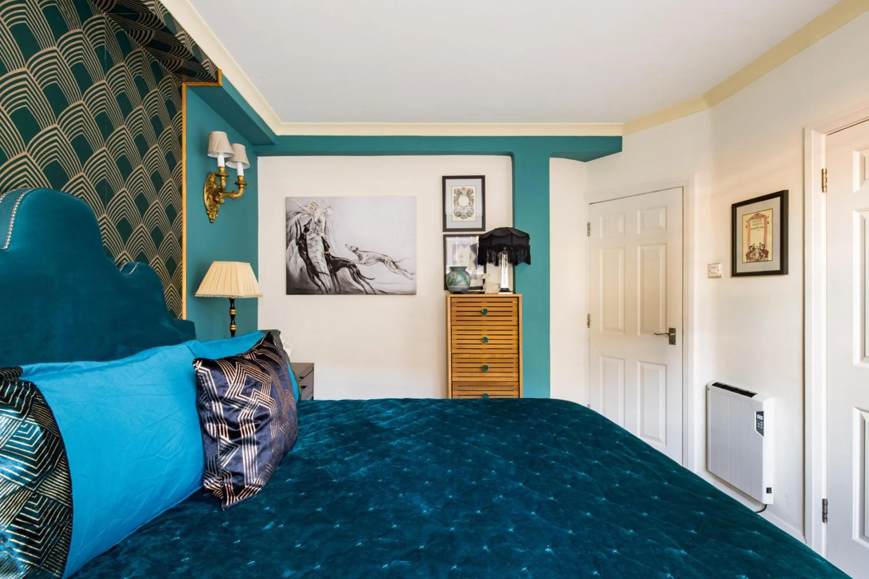 Bed in Mayfair 3-Bed 5-Guest Berkeley Square 1729 House