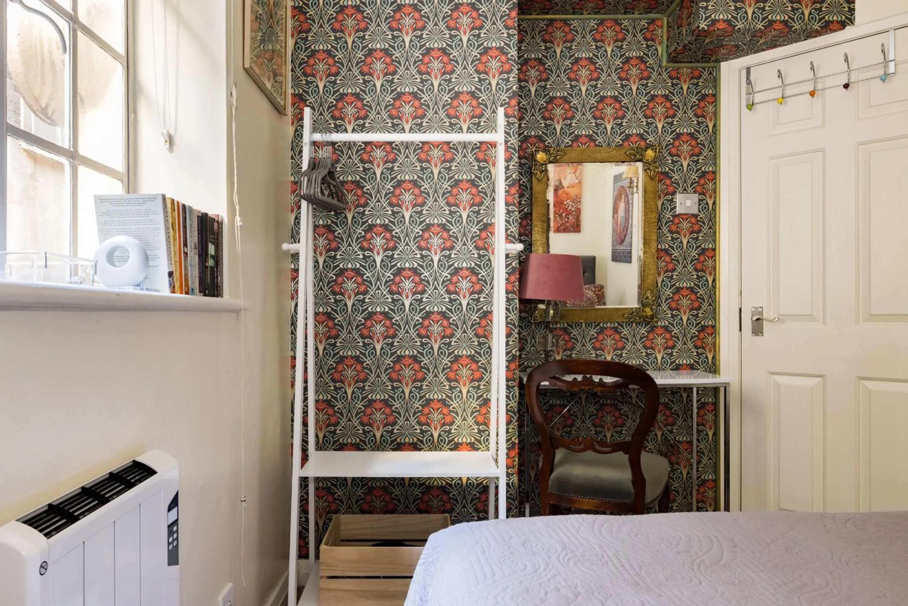Bed in Mayfair 3-Bed 5-Guest Berkeley Square 1729 House