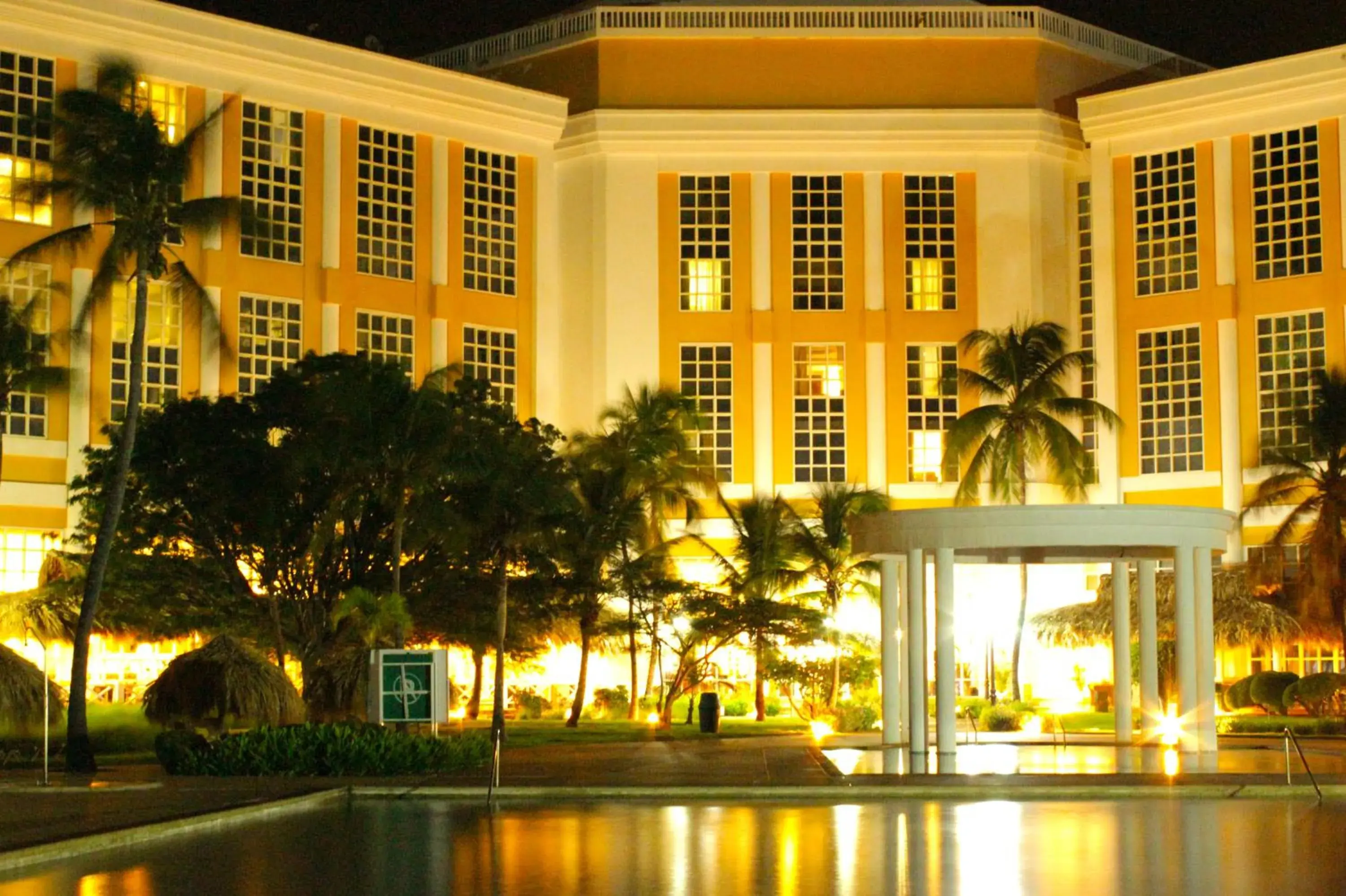 Swimming pool in Hesperia Isla Margarita Swimming pool in Hesperia Isla Margarita