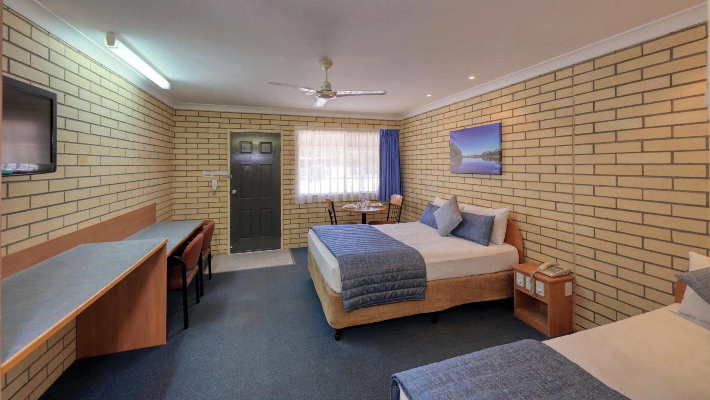 Bed in Riverland Motor Inn