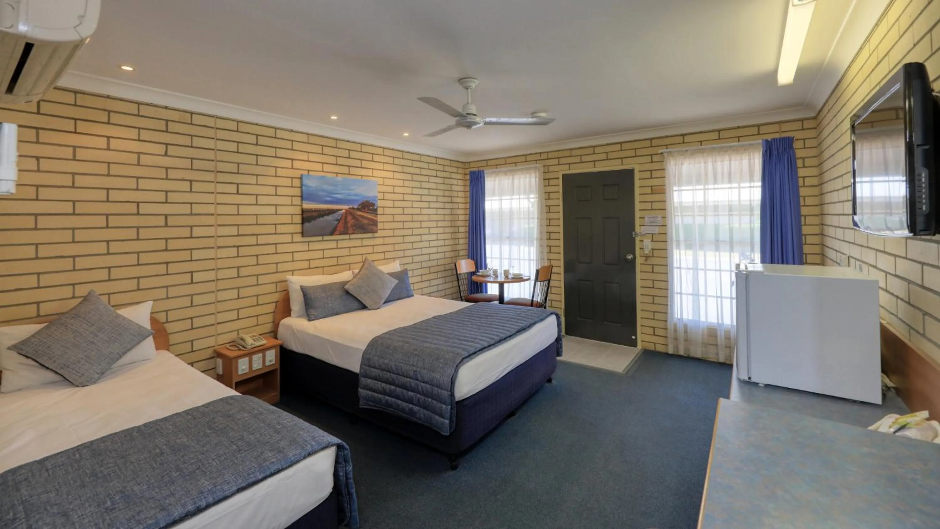 Bed in Riverland Motor Inn