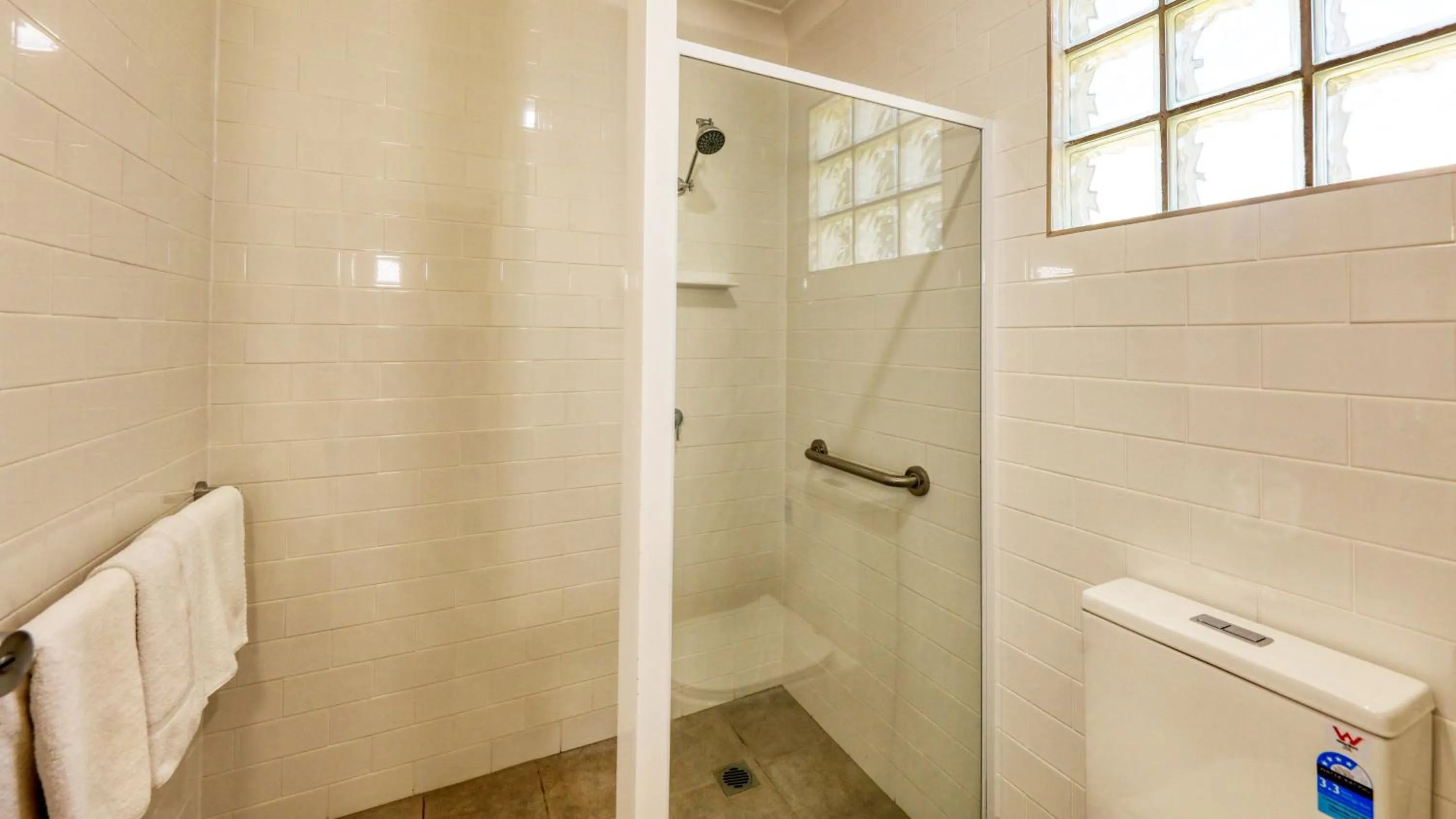 Shower in Riverland Motor Inn