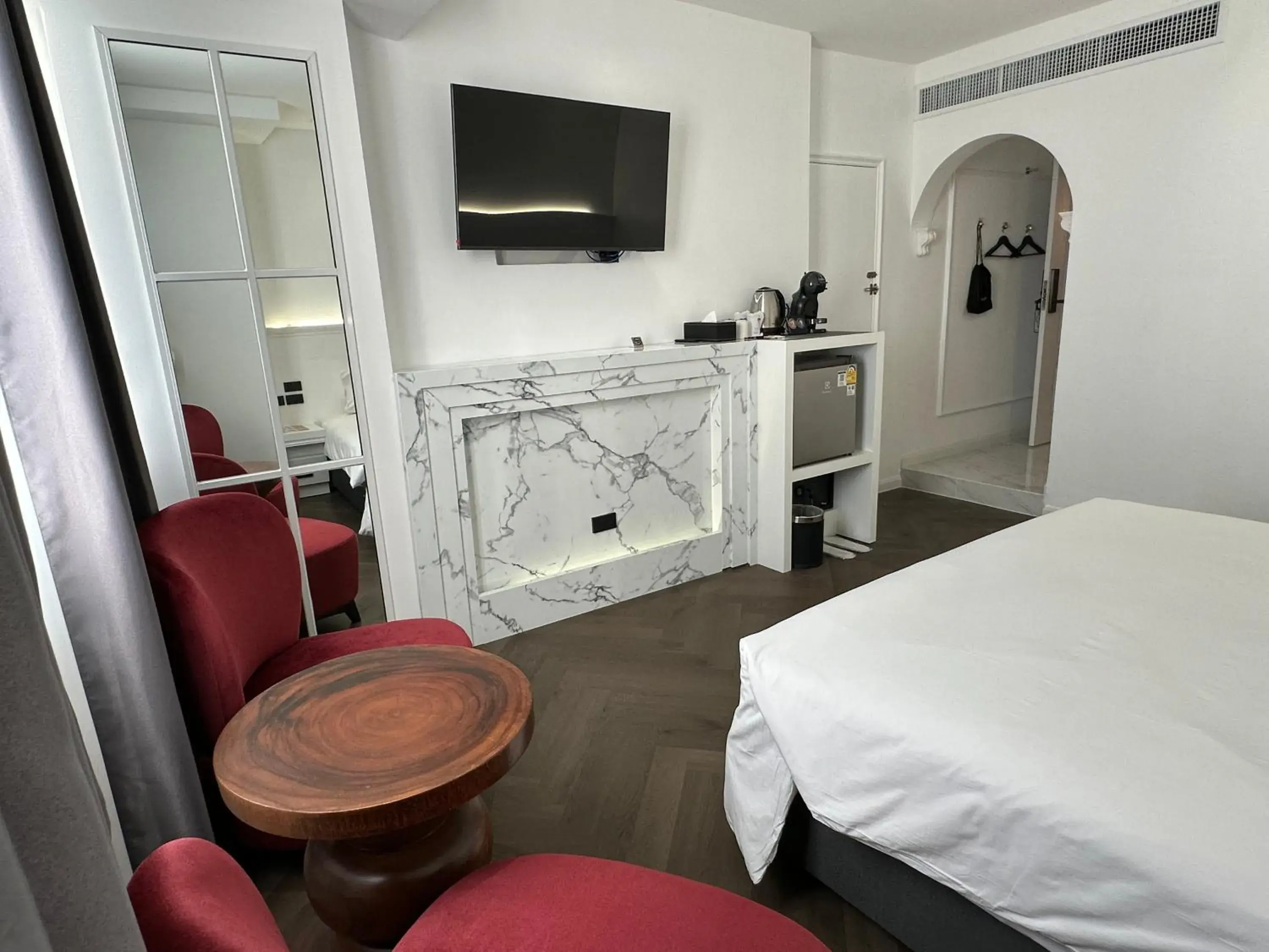 Bedroom, Bed in Elizabeth Hotel Bedroom, Bed in Elizabeth Hotel