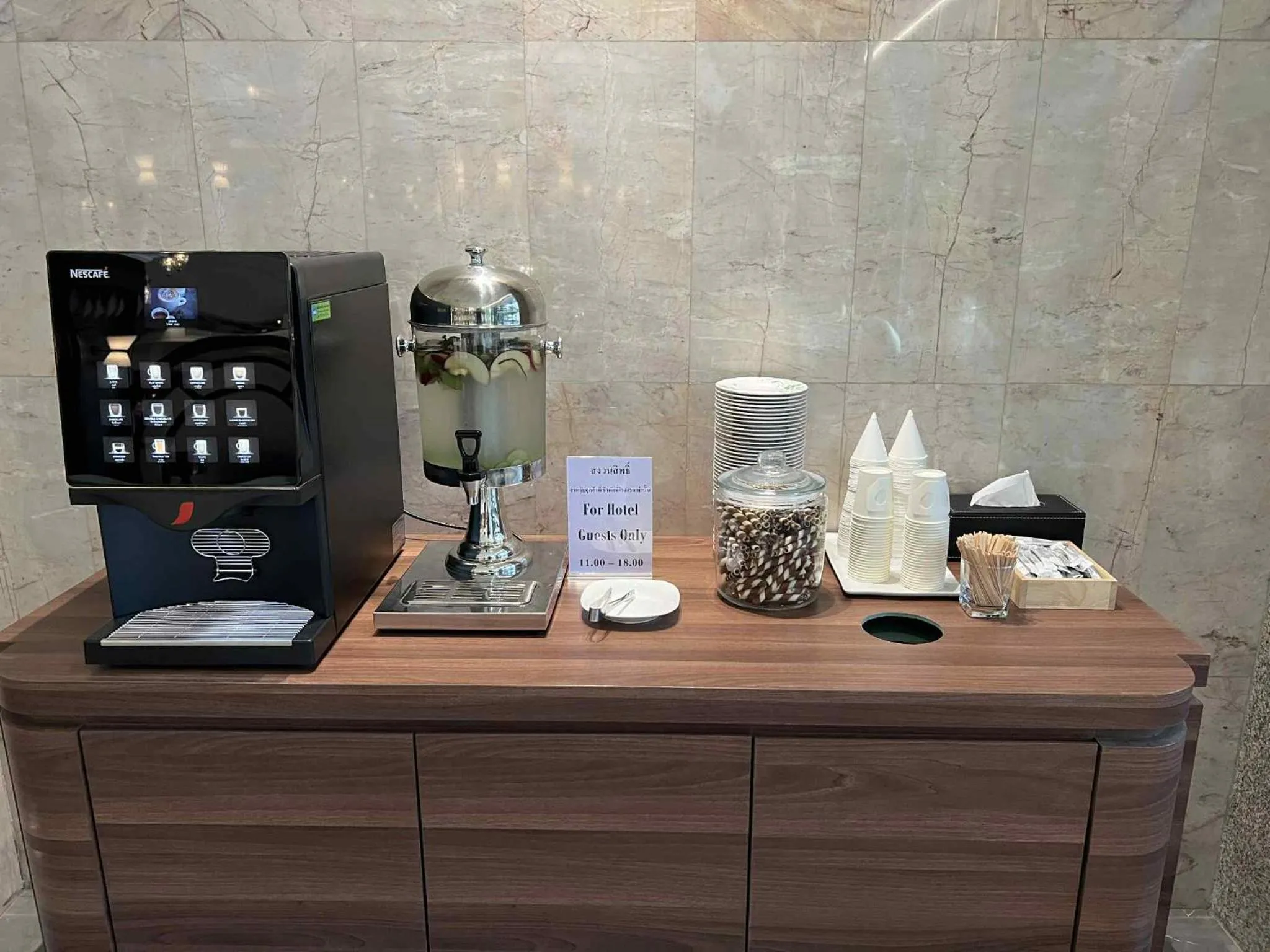 Communal lounge/ TV room in Elizabeth Hotel