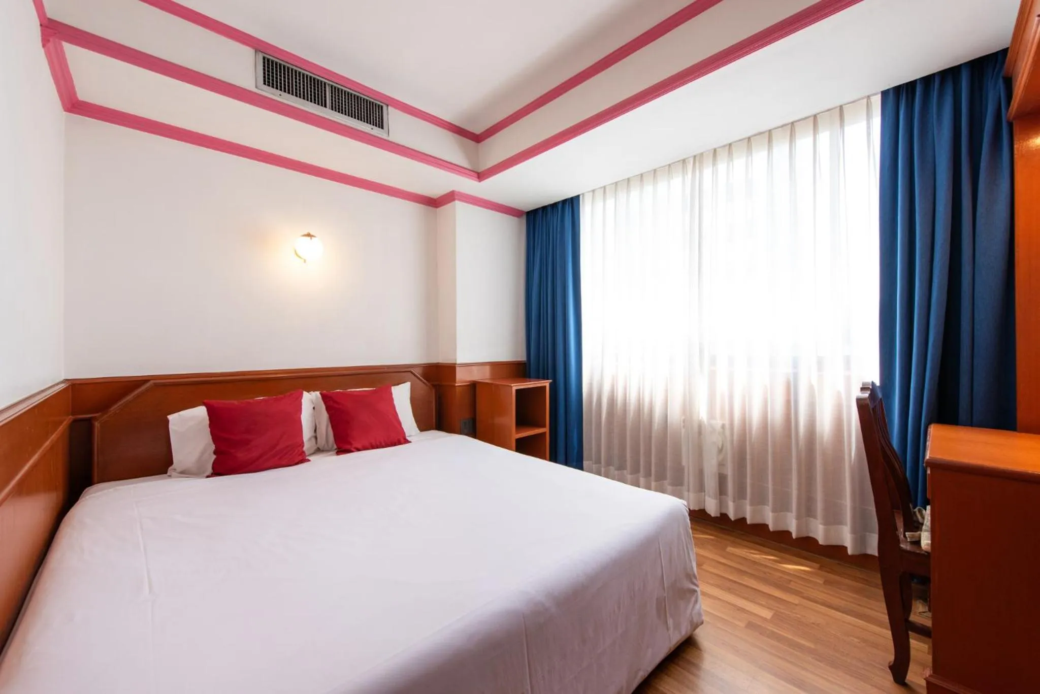 Bed in Elizabeth Hotel