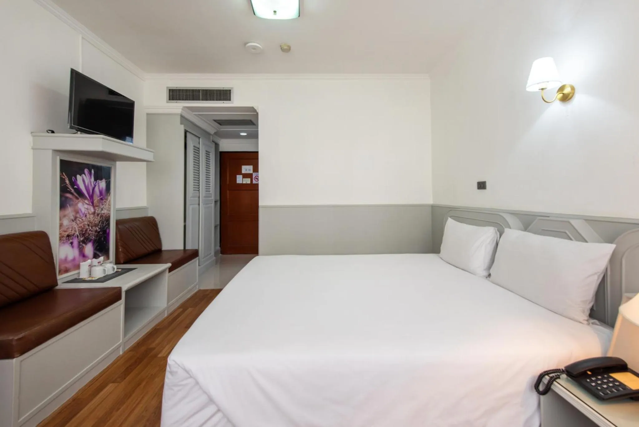 Photo of the whole room, Bed in Elizabeth Hotel