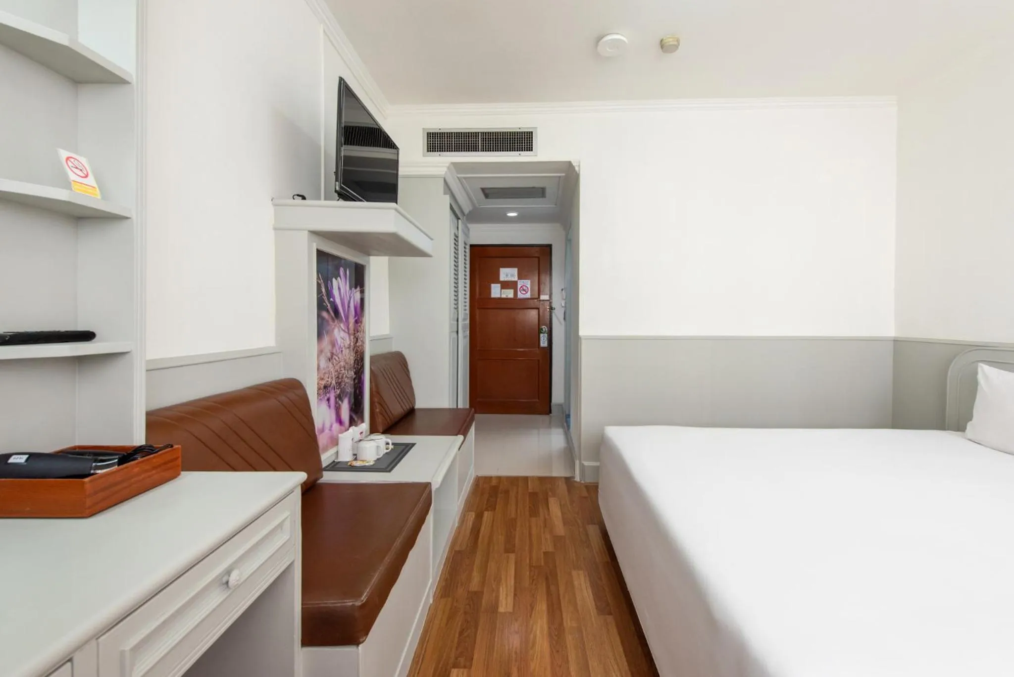 Photo of the whole room, Bed in Elizabeth Hotel