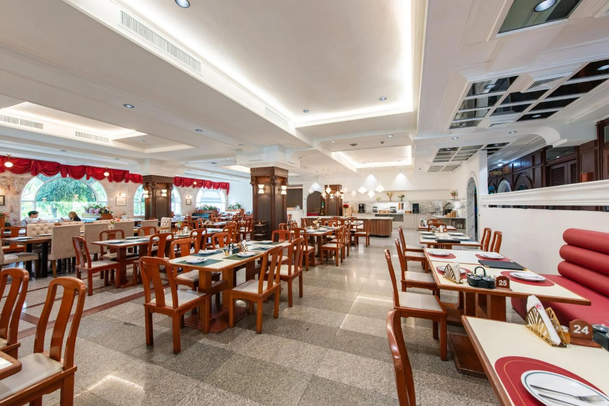 Restaurant/places to eat in Elizabeth Hotel