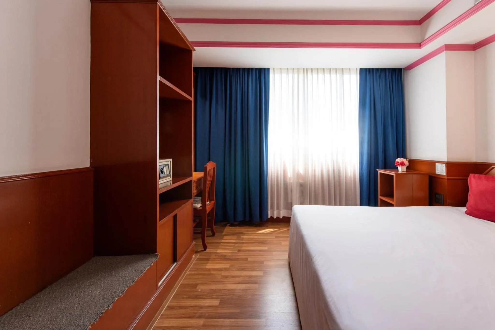 Bed in Elizabeth Hotel