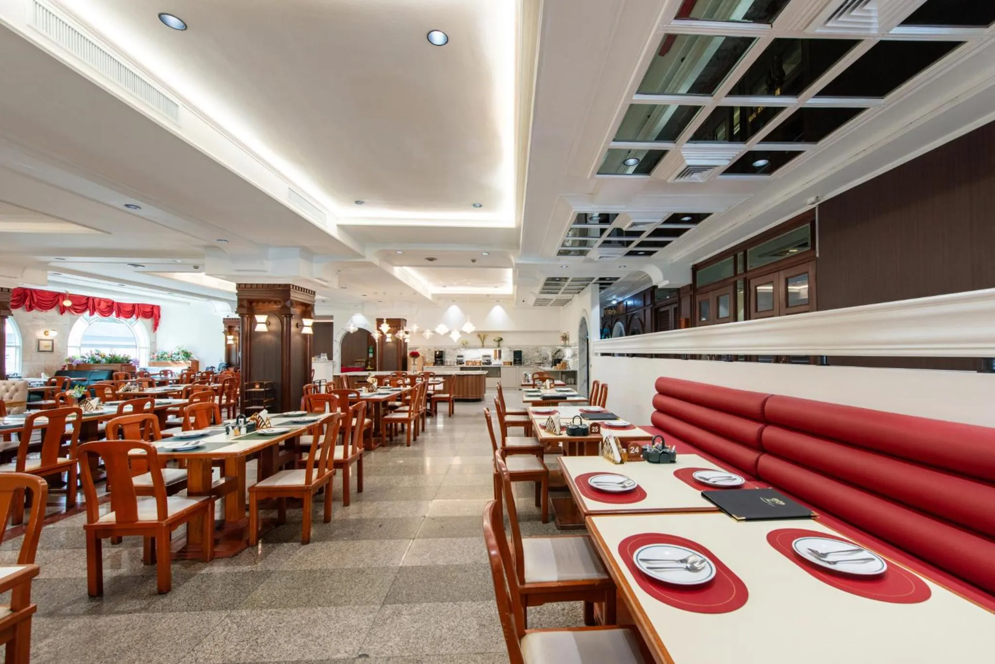 Restaurant/places to eat in Elizabeth Hotel