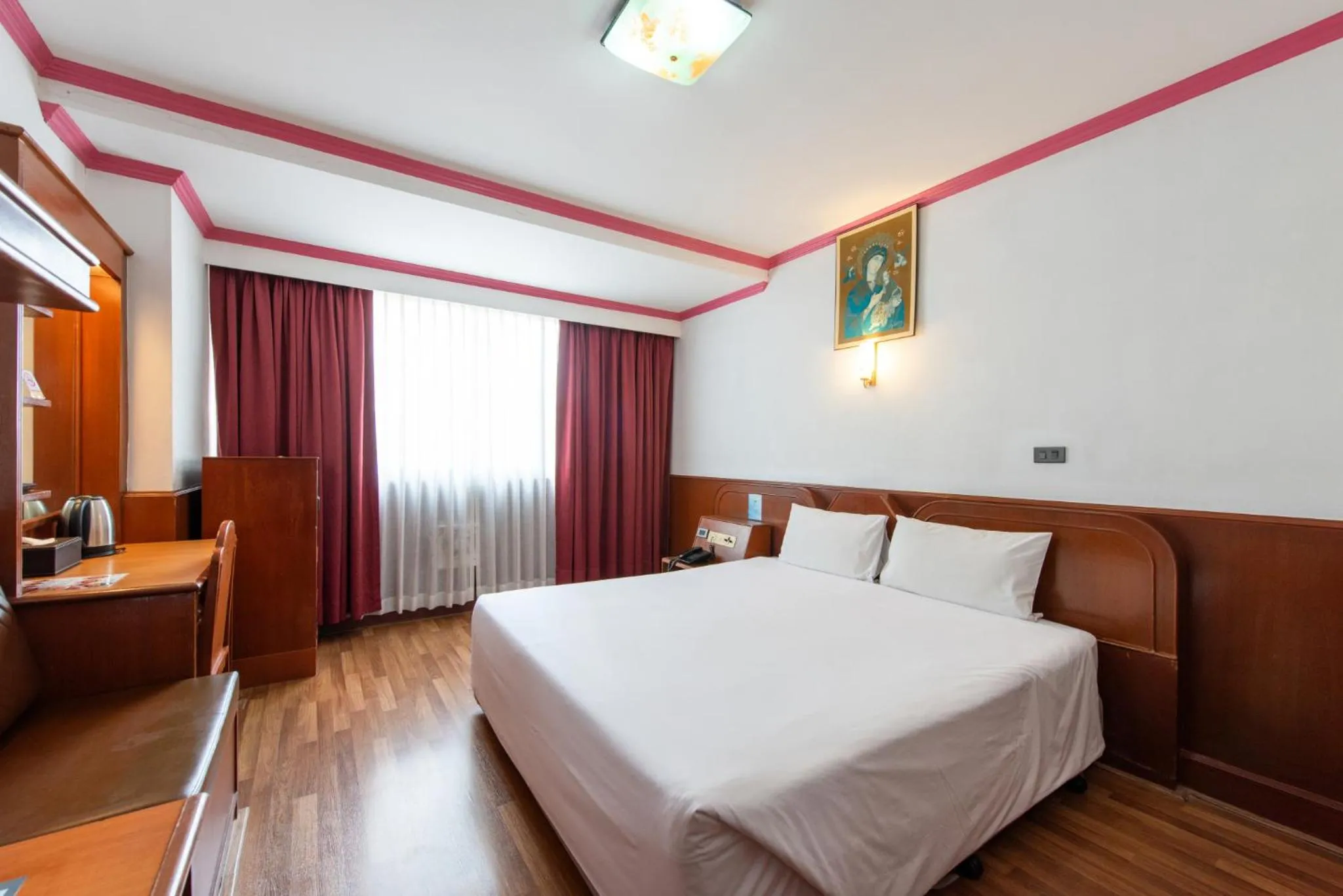 Bed in Elizabeth Hotel