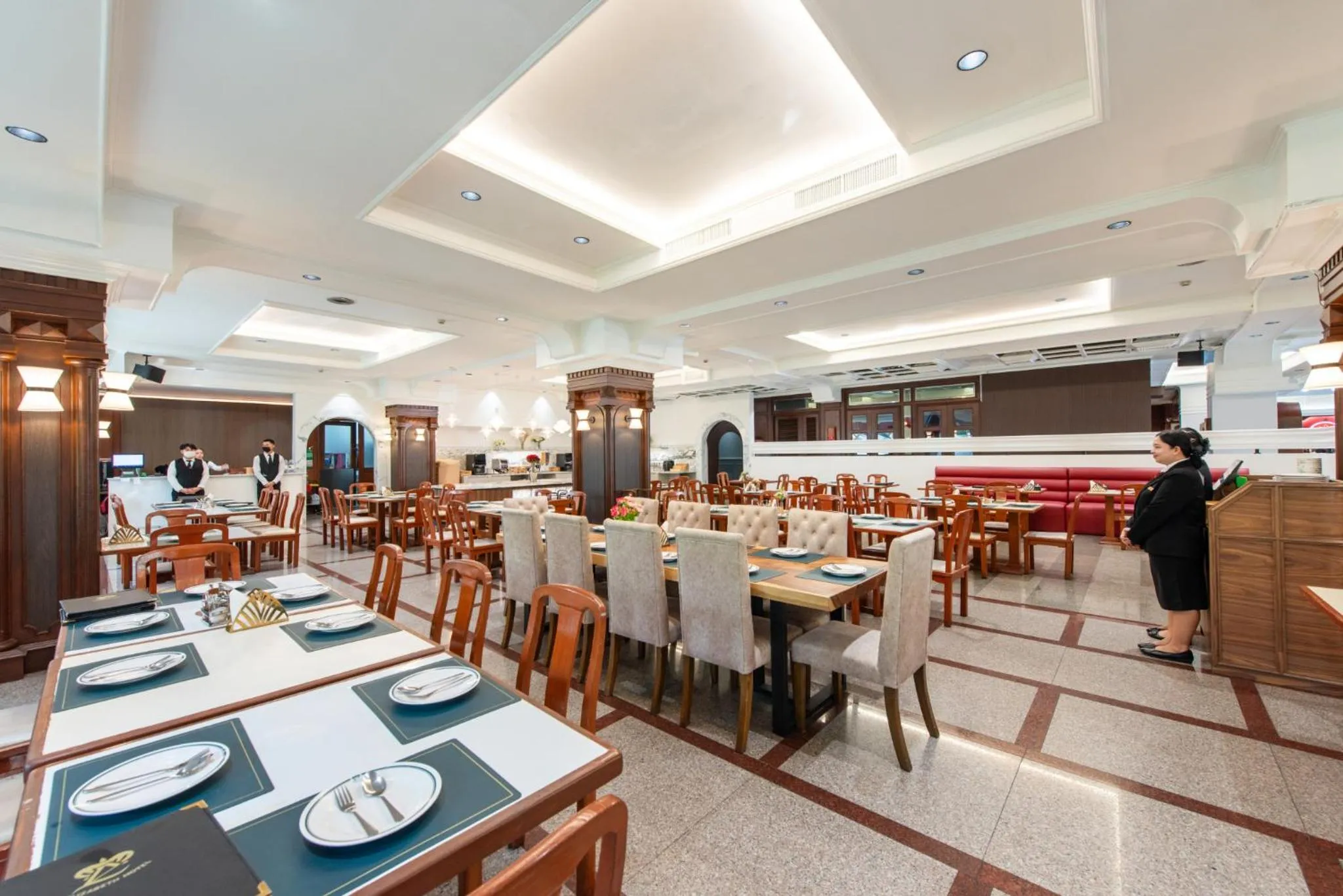 Restaurant/places to eat in Elizabeth Hotel
