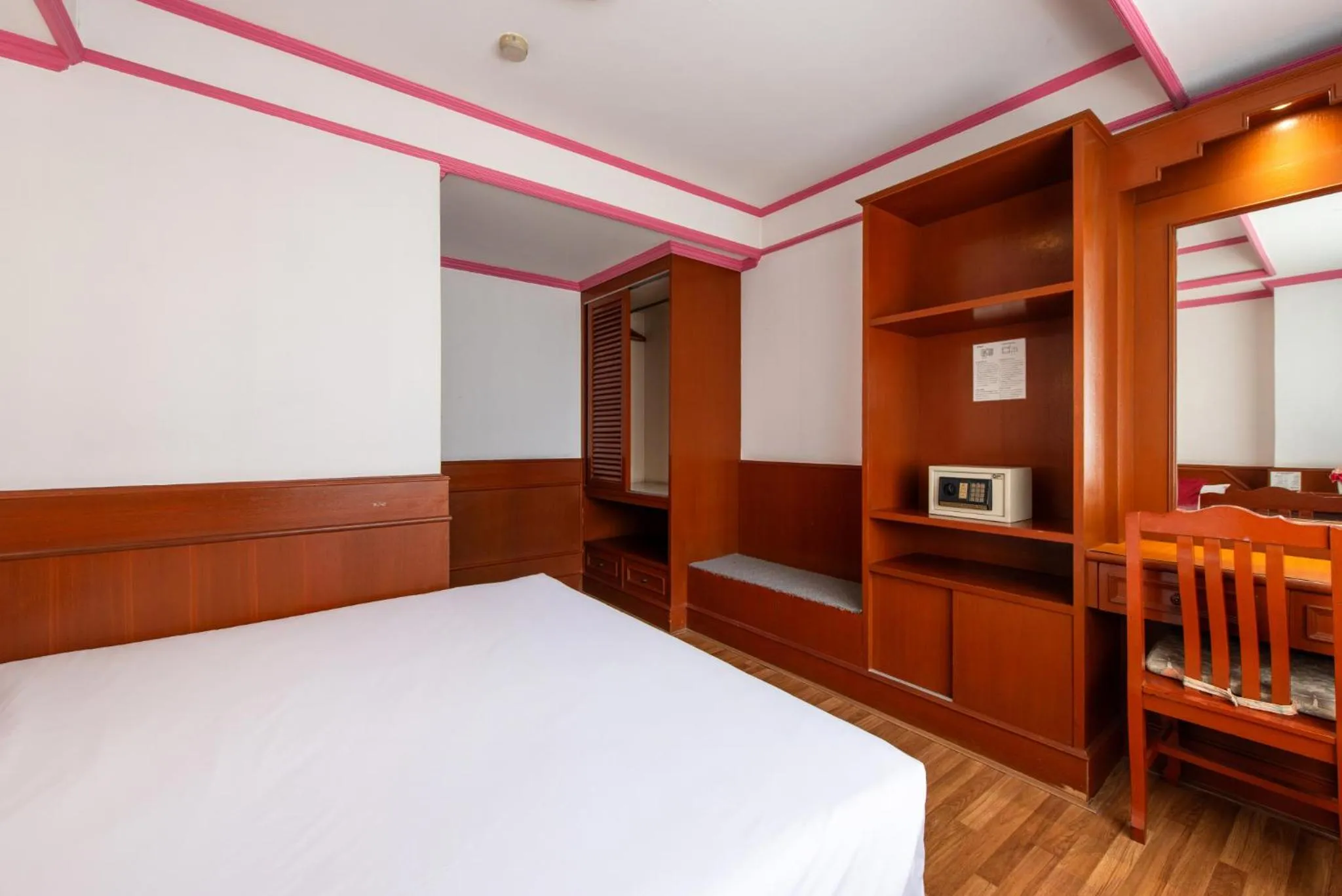 Bed in Elizabeth Hotel