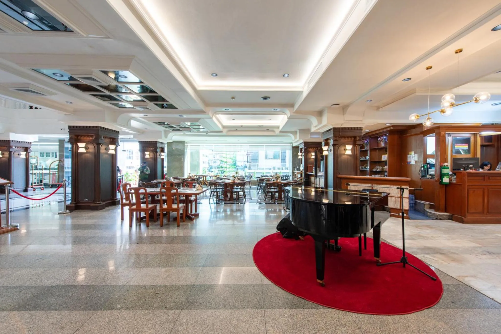 Restaurant/places to eat in Elizabeth Hotel